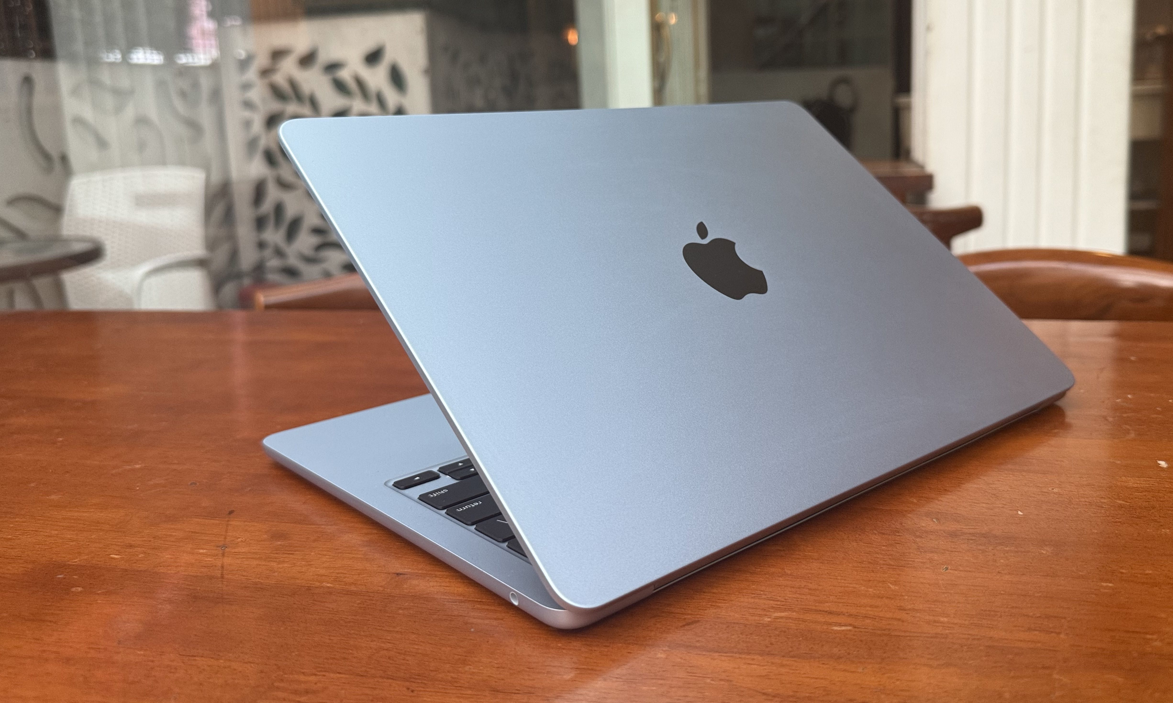 عرض خلفي للغطاء على M4 MacBook Air.