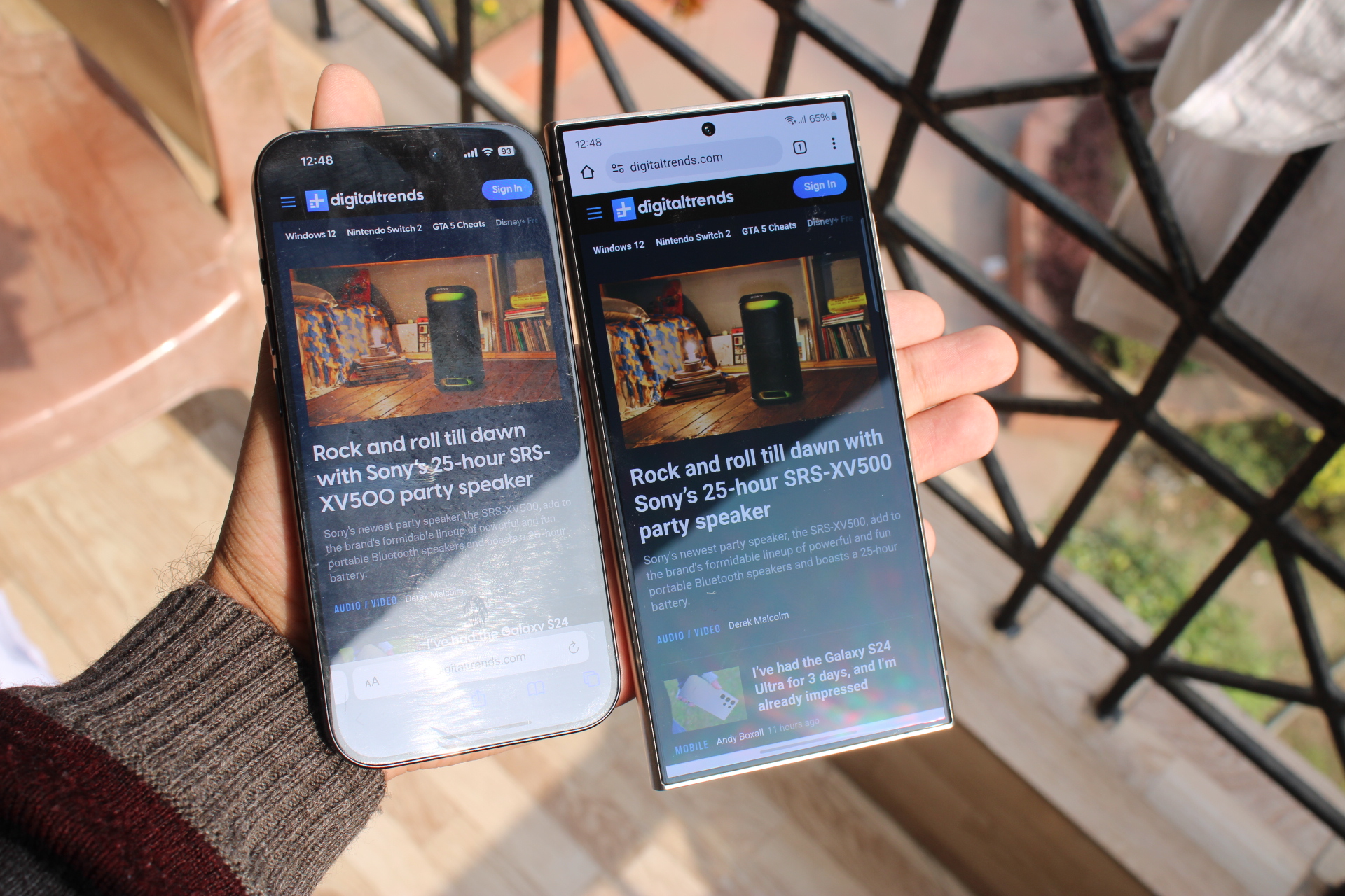 iPhone 15 Pro و Galaxy S24 Ultra في متناول اليد مع الشاشة لإظهار أفضل للانعكاس من S24 Ultra.