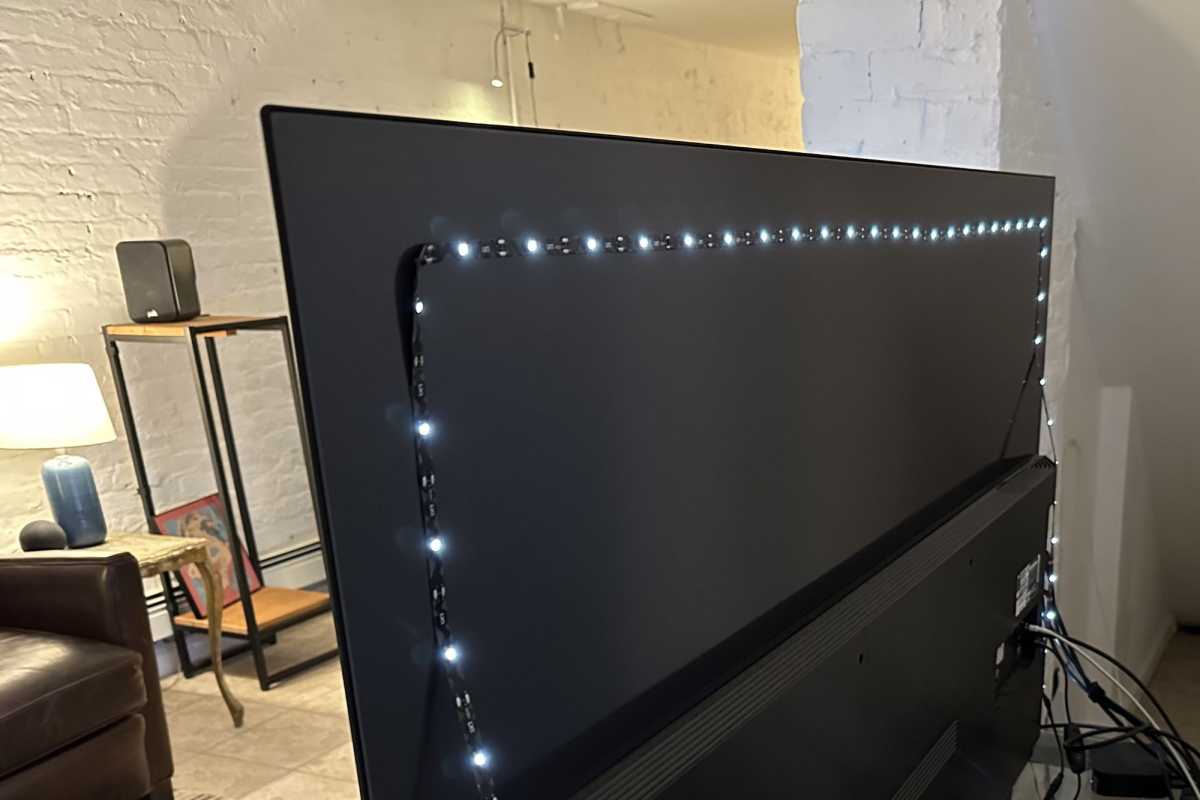 Scenic LABS LED LED Strip على ظهر التلفزيون