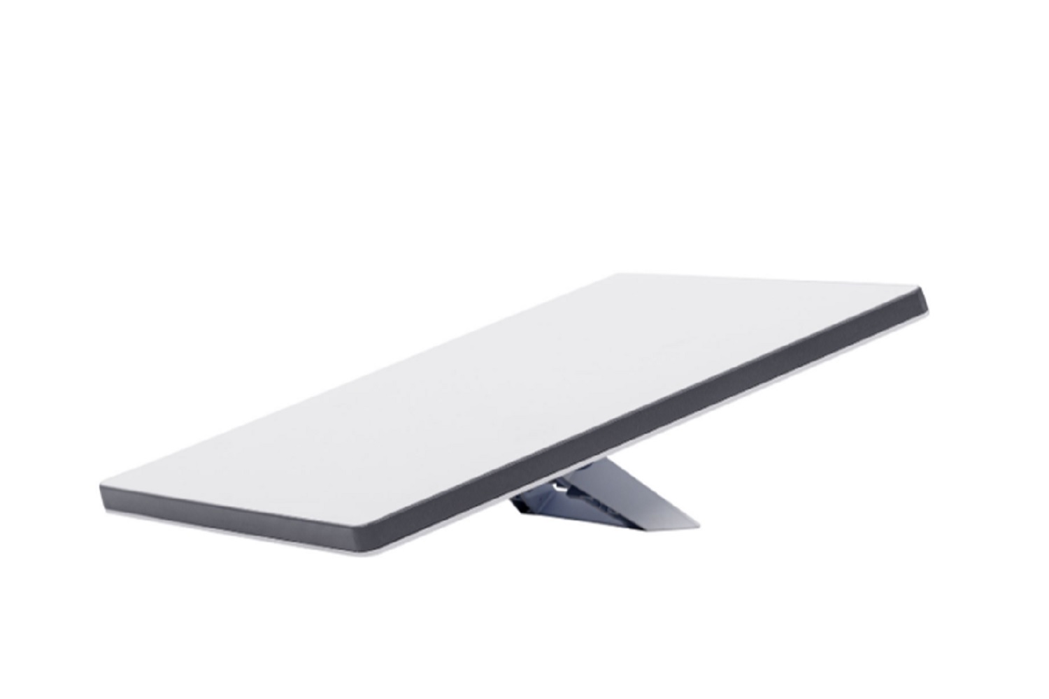 مجموعة Starlink Mini على خلفية بيضاء.