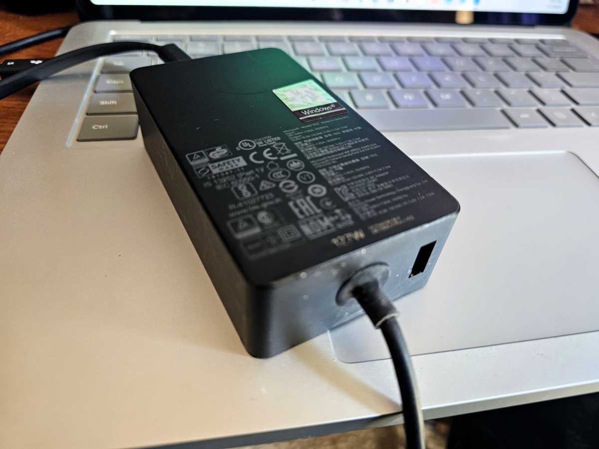 تحرير Microsoft Surface Charger
