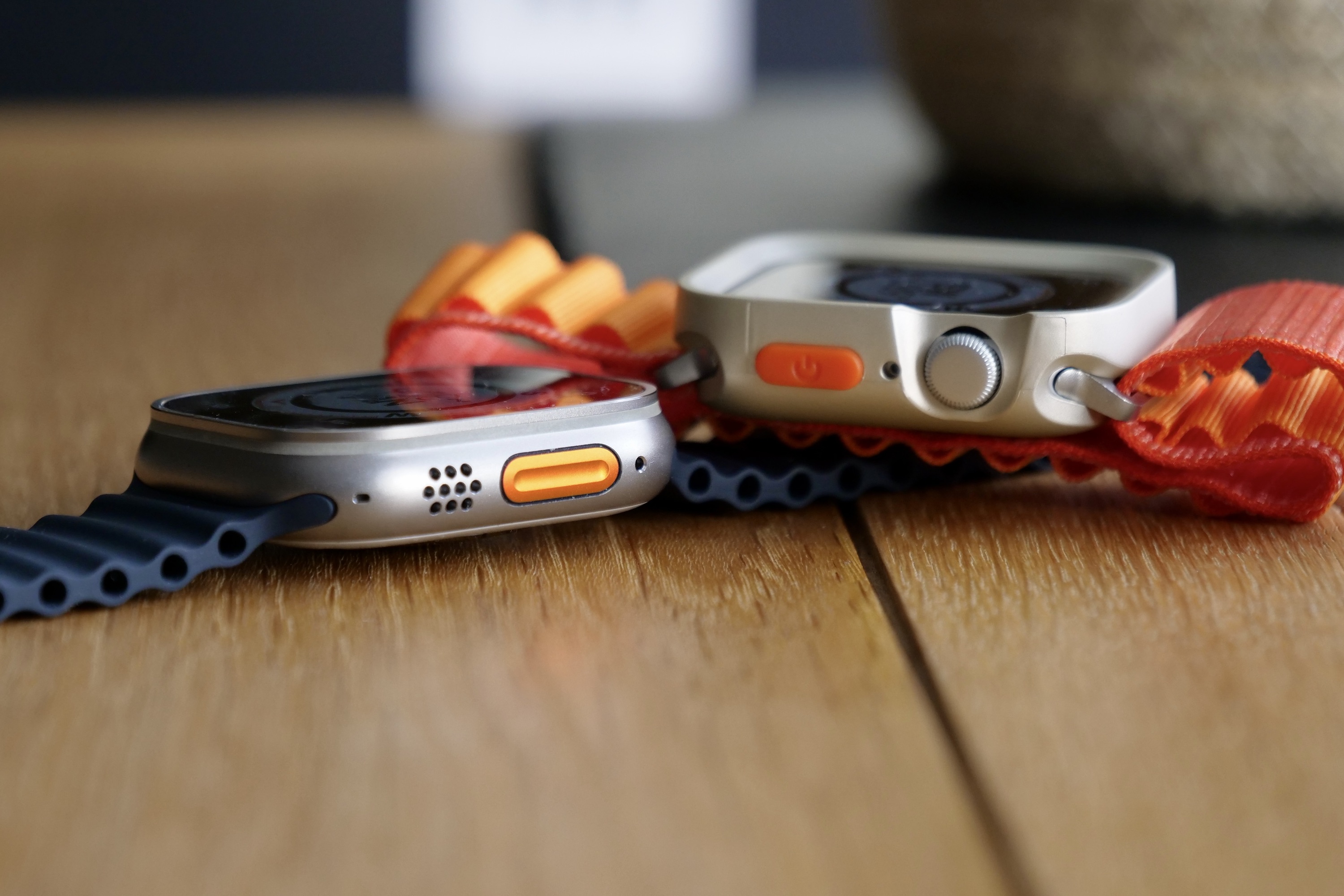 Apple Watch SE 2 مع Apple Watch Ultra التي شوهدت من الجانب.