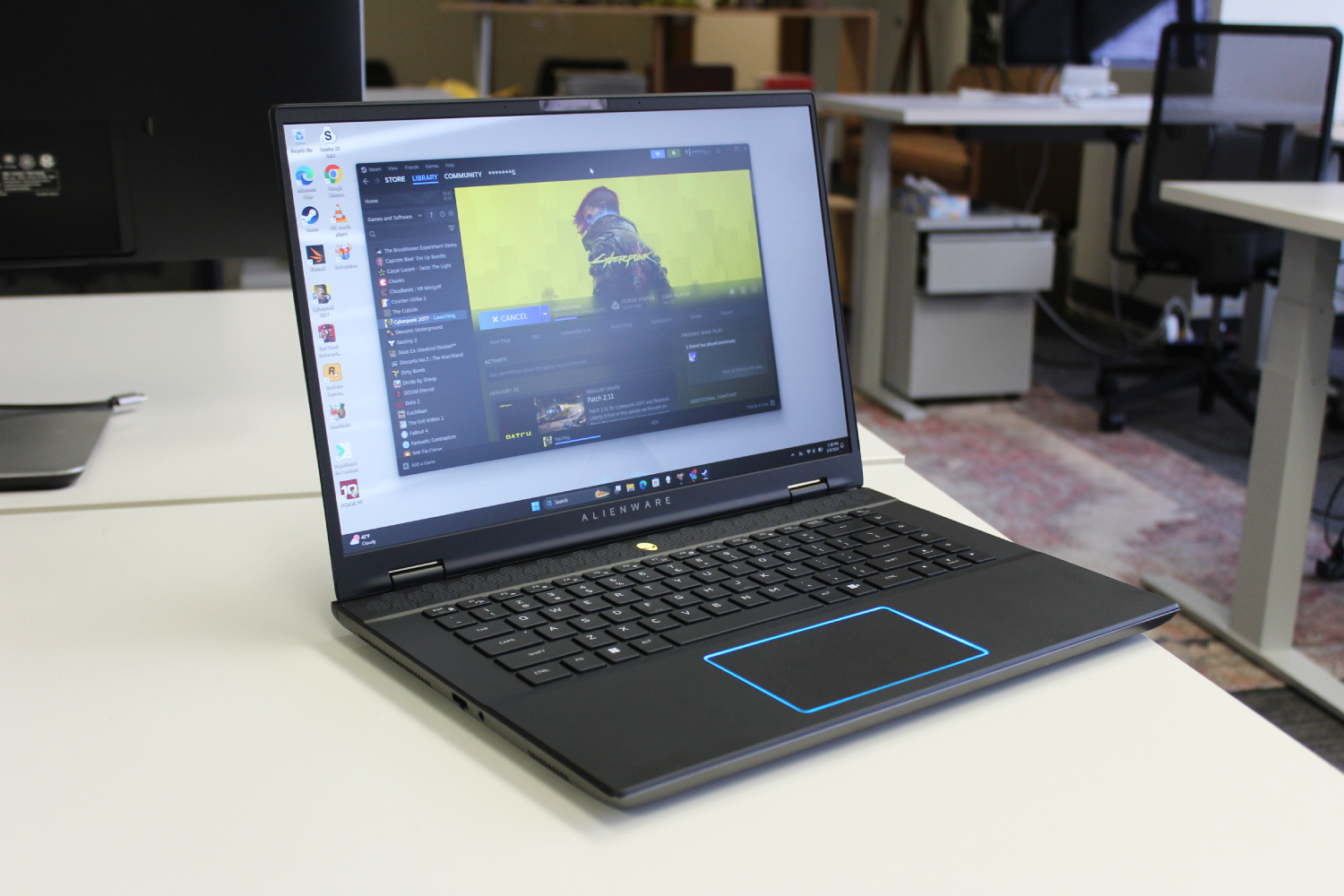 The Alienware M16 R2 على مكتب أبيض.