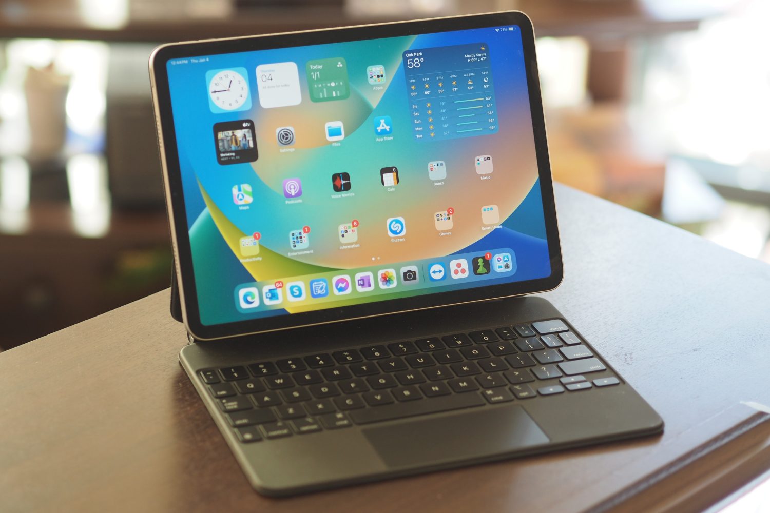 Apple iPad Pro 11 مع لوحة مفاتيح Apple Magic.