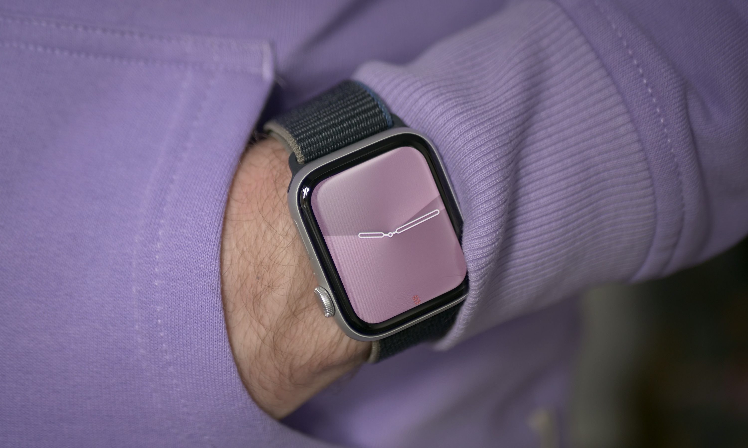 شخص يرتدي Apple Watch SE 2.