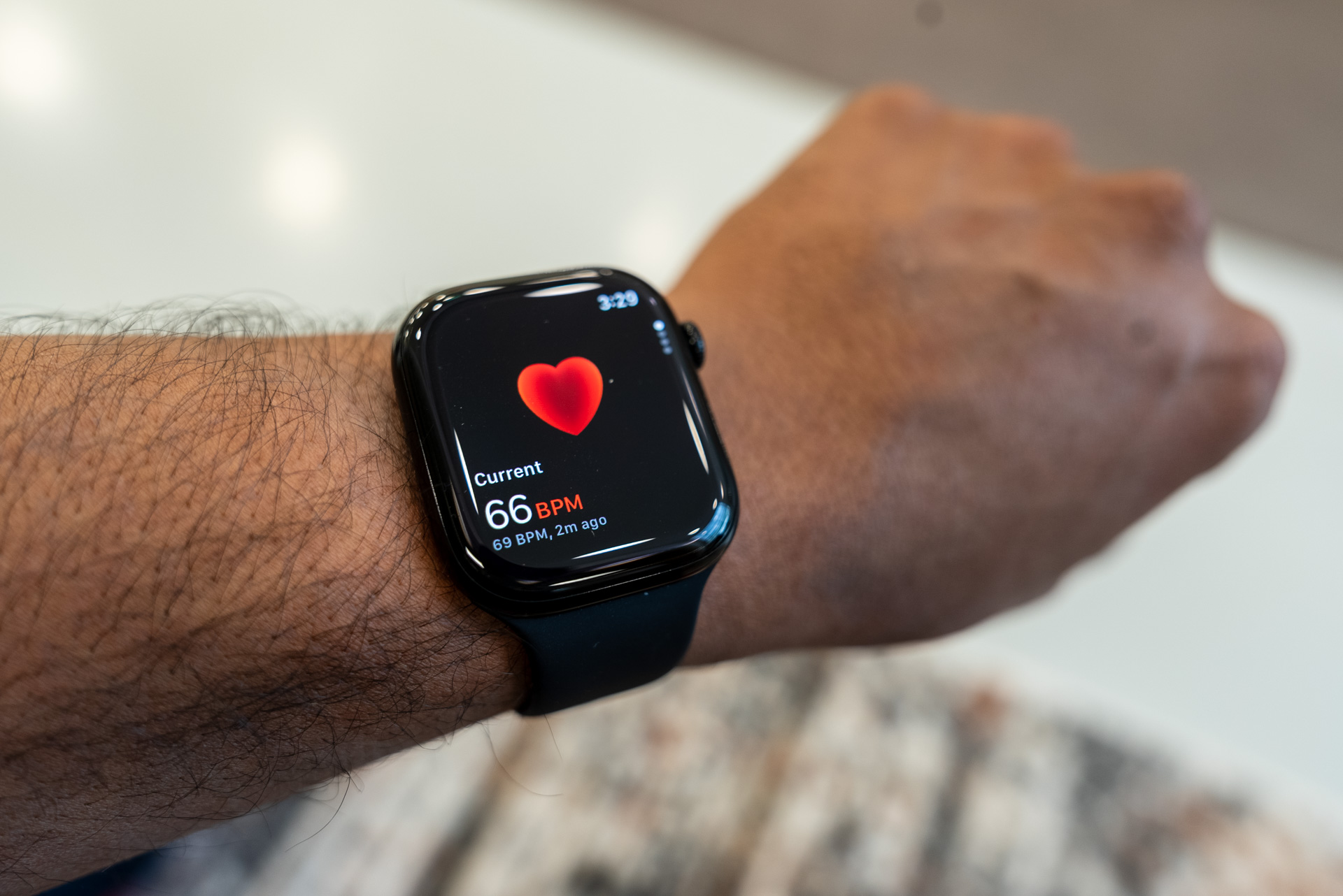 مراقبة معدل ضربات القلب على سلسلة Apple Watch 10