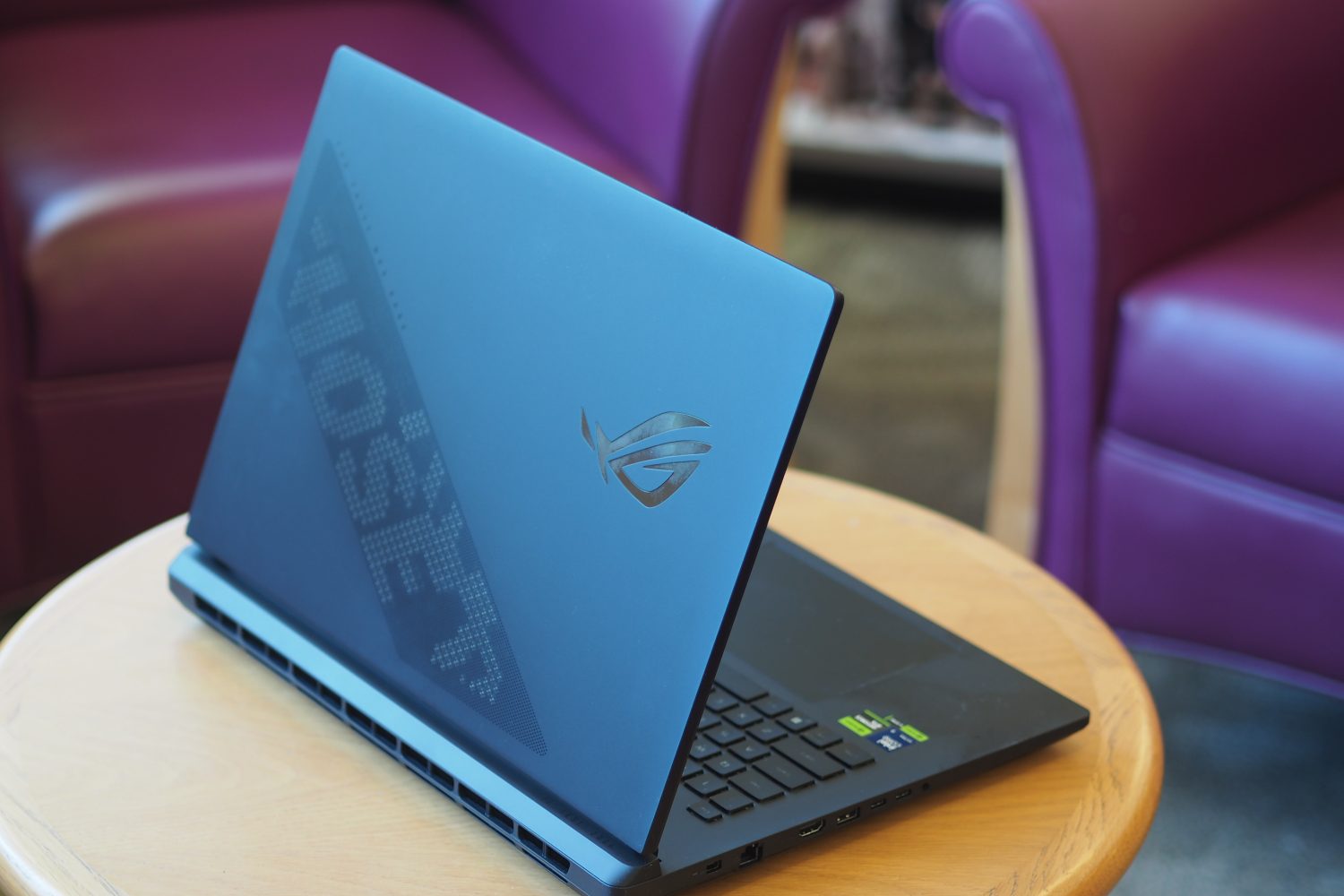 Asus Rog Strix Scar 18 2025 عرض خلفي يظهر الغطاء.