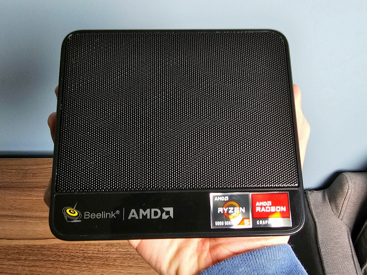 Beelink Ser5 Mini PC في متناول اليد