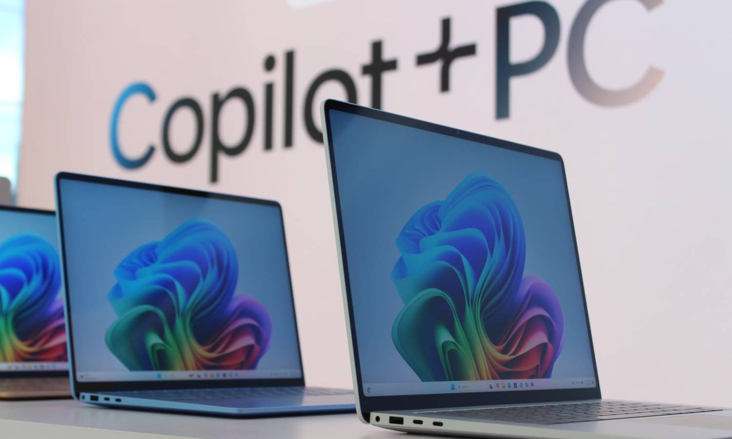 الكمبيوتر المحمول السطحي يظهر أمام علامة Copilot+.