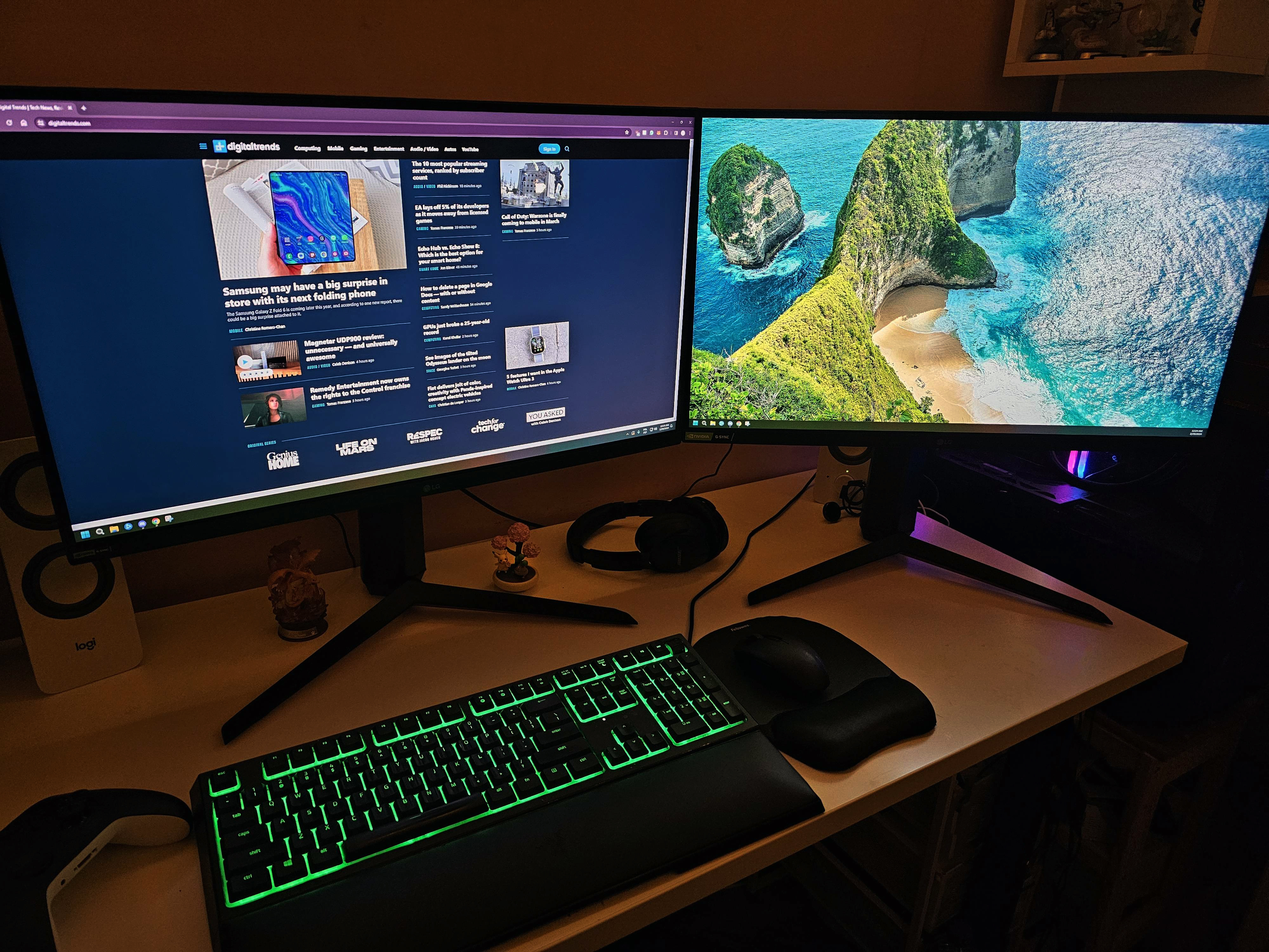 اثنين من شاشات LG Ultragear يجلس على مكتب.