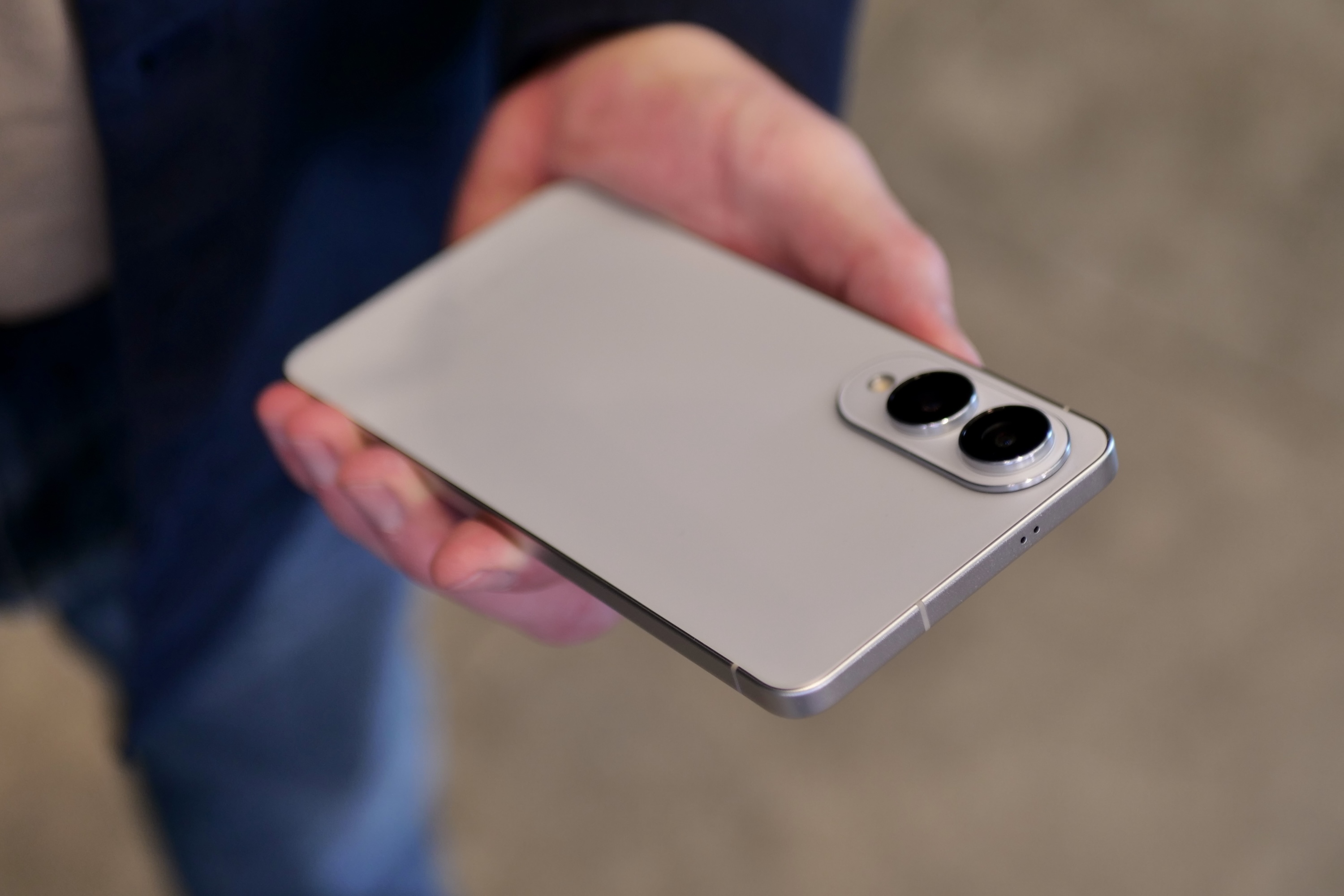 شخص يحمل حافة Samsung Galaxy S25.