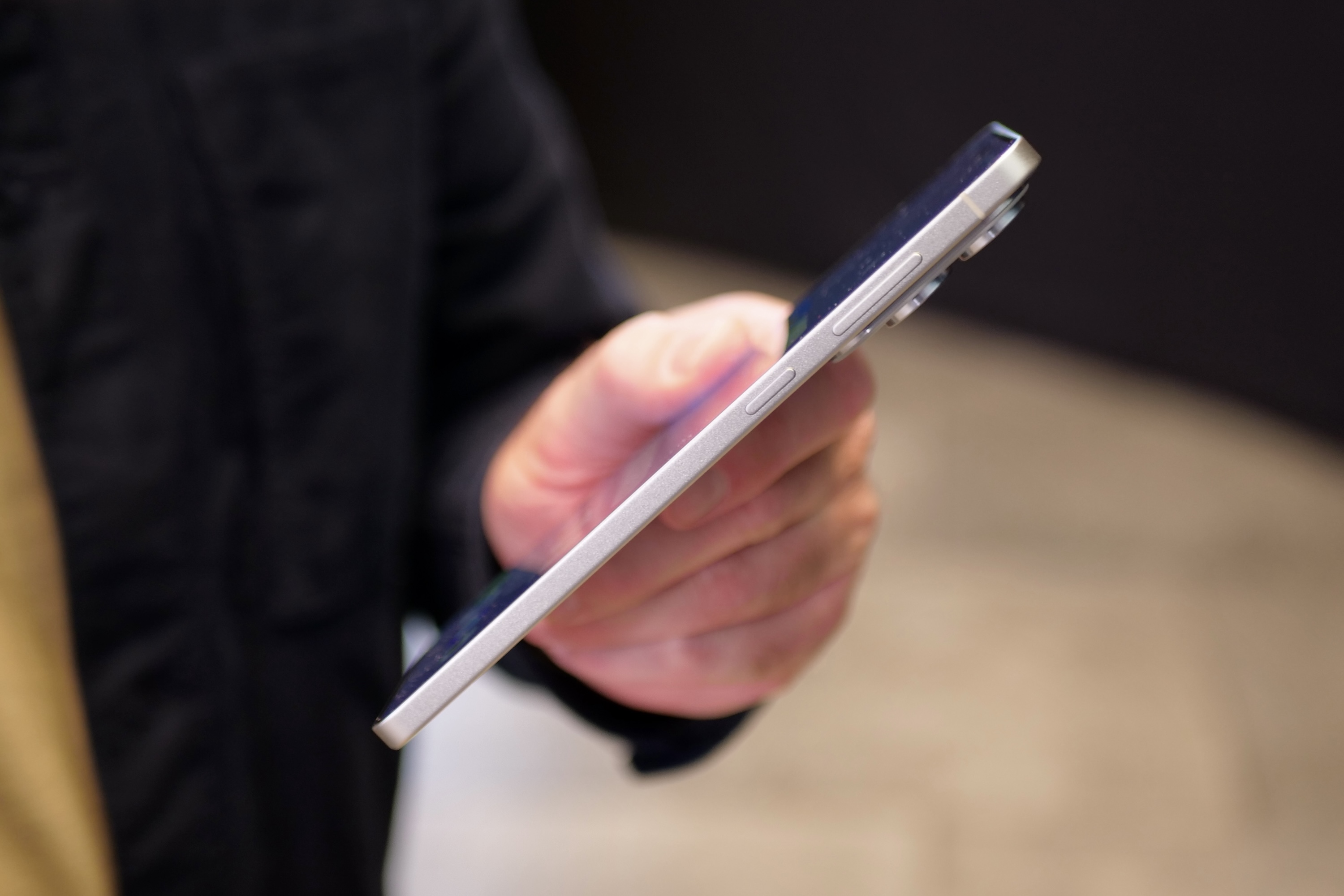شخص يحمل حافة Samsung Galaxy S25.