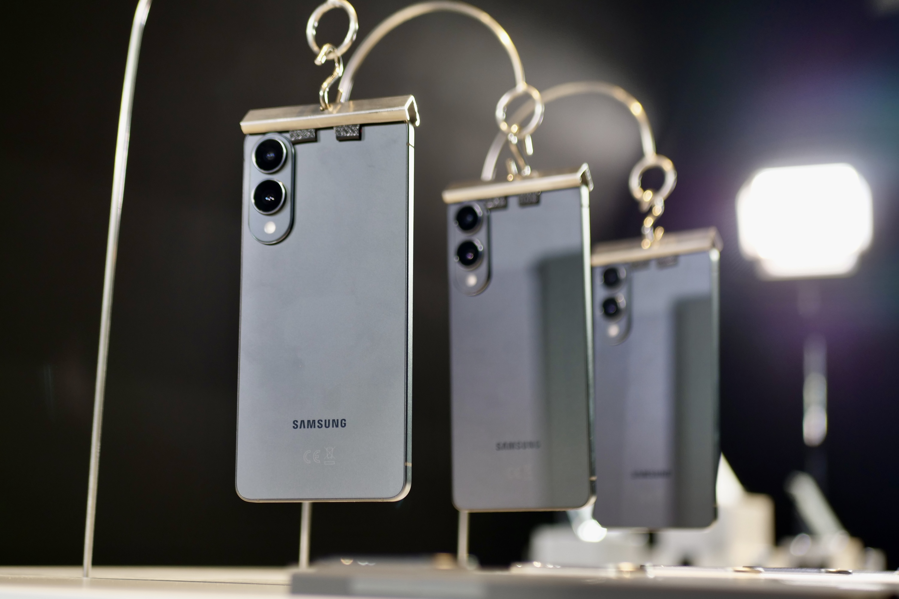 Samsung Galaxy S25 Edge على رف شاشة.