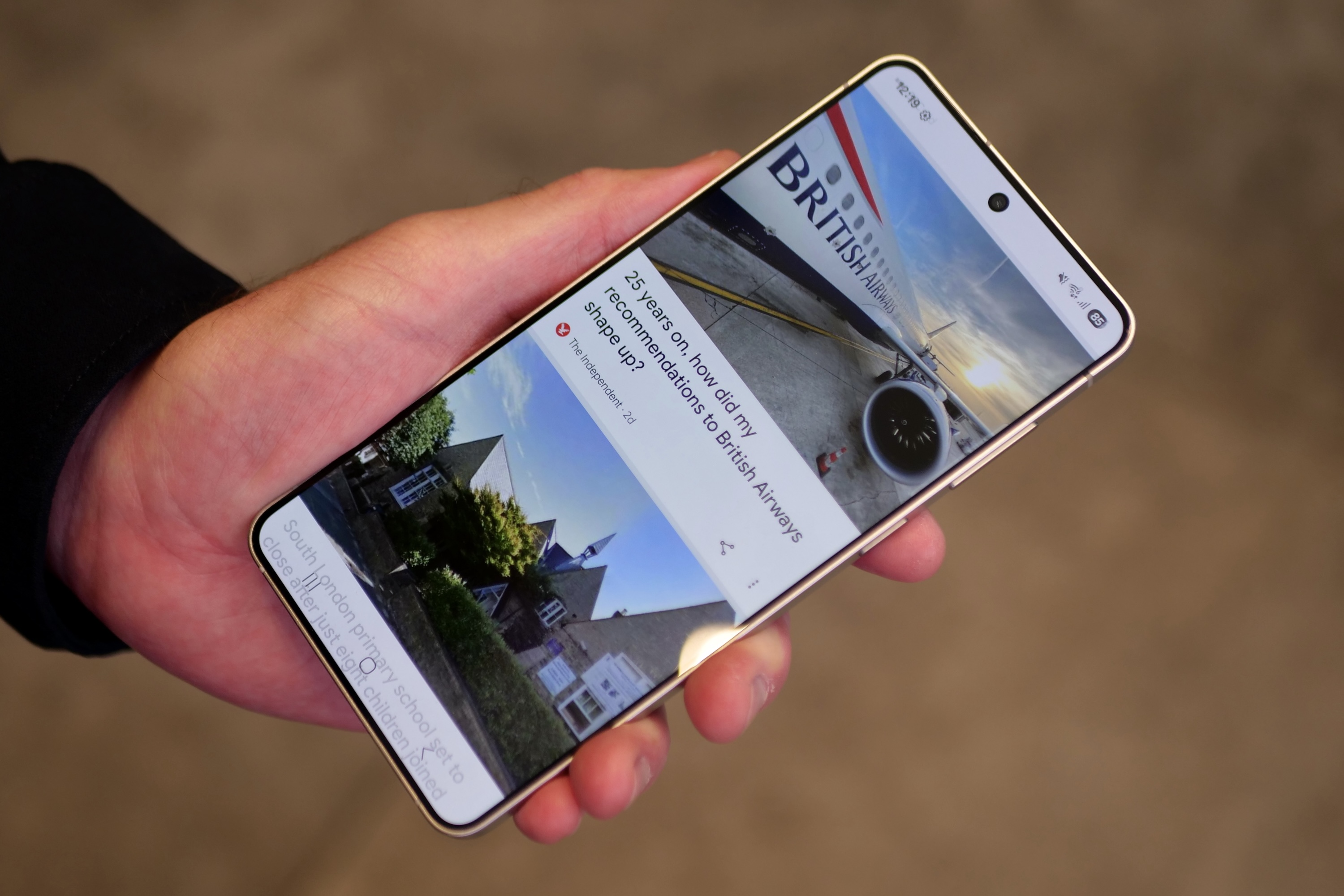 شخص يحمل حافة Samsung Galaxy S25.