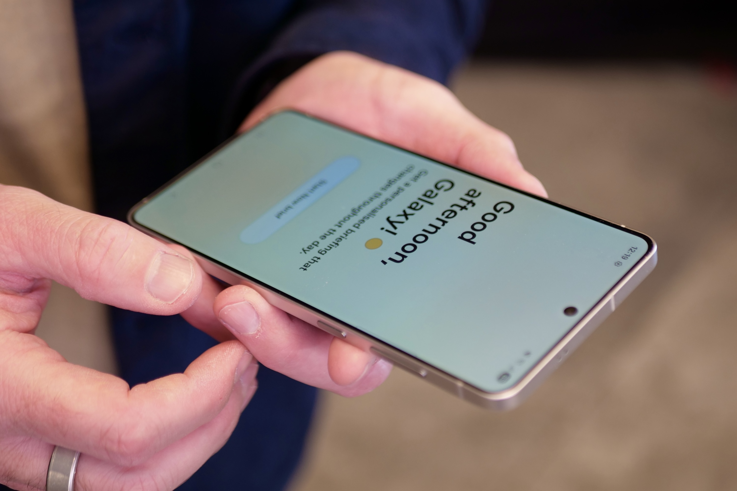 شخص يحمل حافة Samsung Galaxy S25.