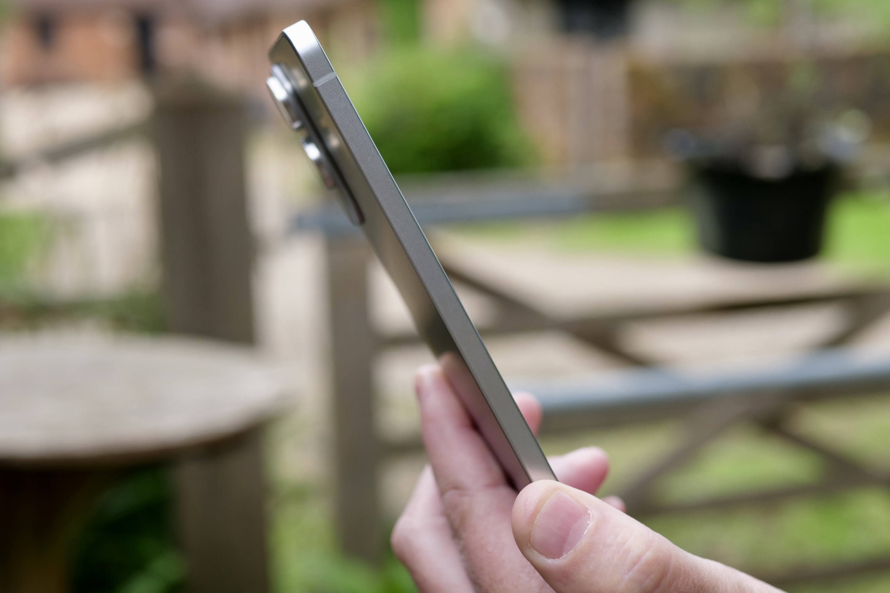 شخص يحمل حافة Samsung Galaxy S25.
