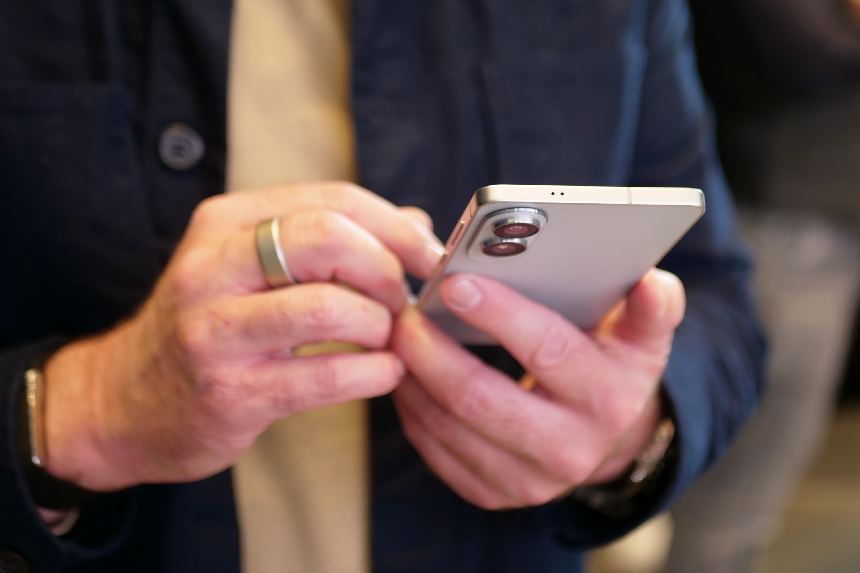 شخص يحمل حافة Samsung Galaxy S25.