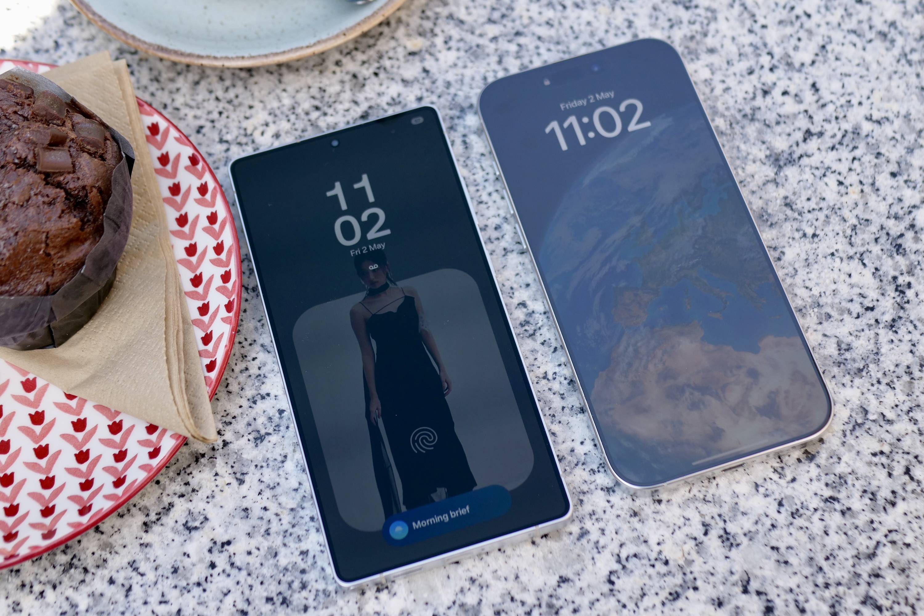 Samsung Galaxy S25 Ultra مع Apple iPhone 16 Pro Max ، مما يدل على انعكاس الشاشة.