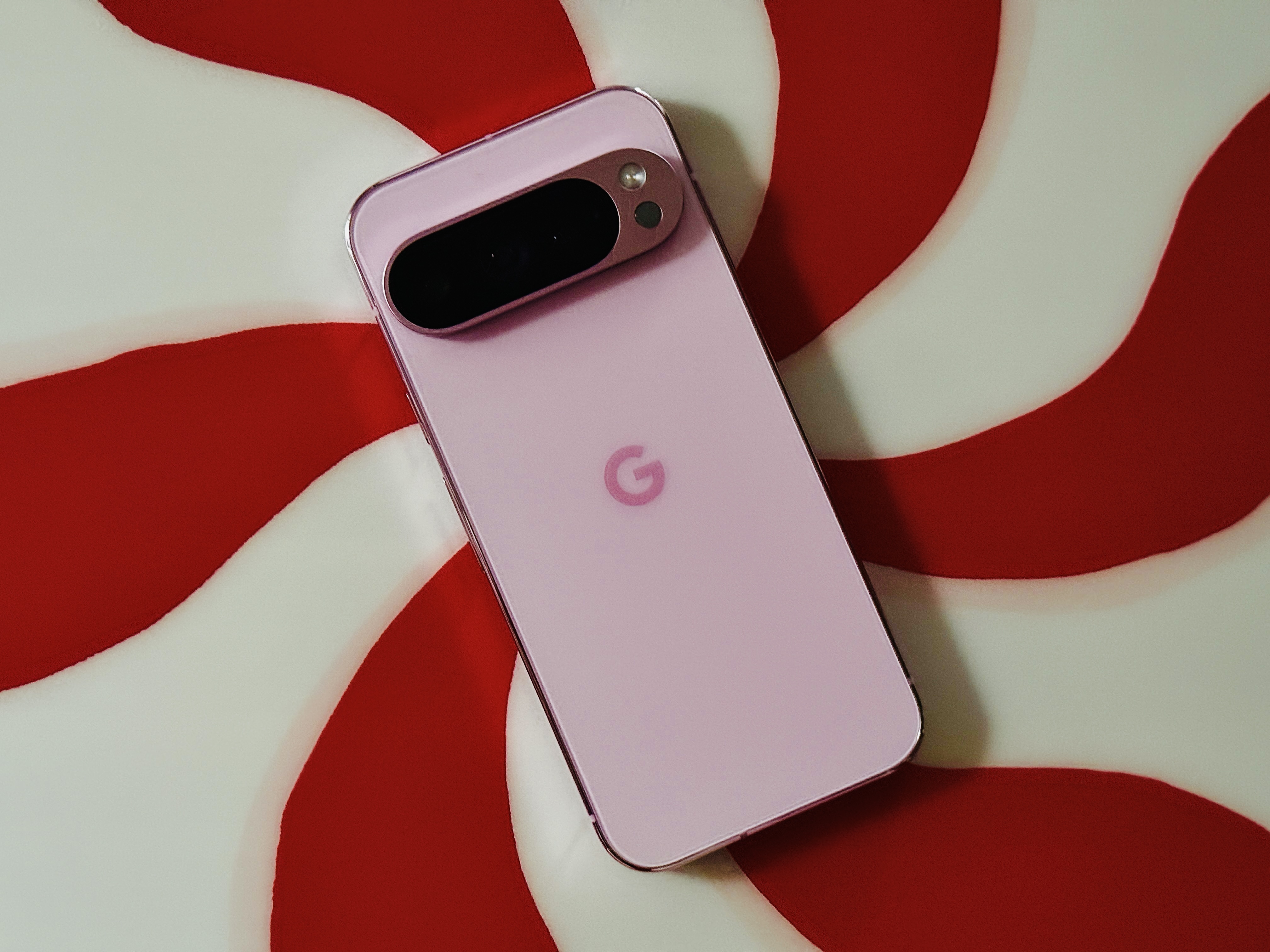 Rose Quartz Pixel 9 Pro على خلفية النعناع.