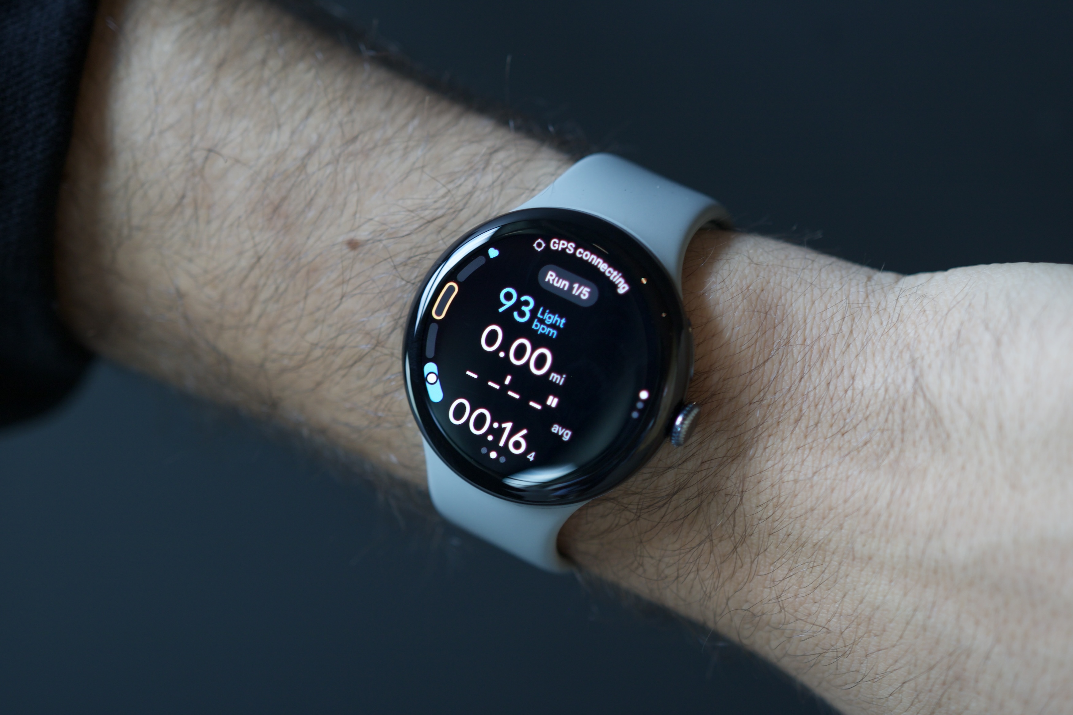 عرض توضيحي للميزات الجارية الجديدة لـ Google Pixel Watch 3 في تطبيق Fitbit.