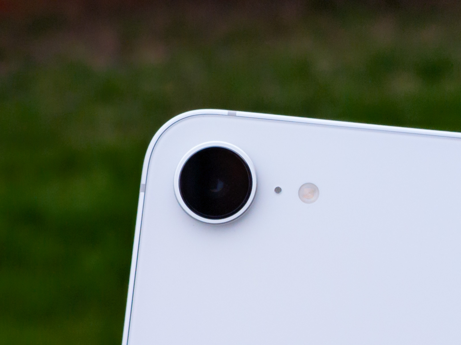 الكاميرا على Apple iPhone 16e باللون الأبيض