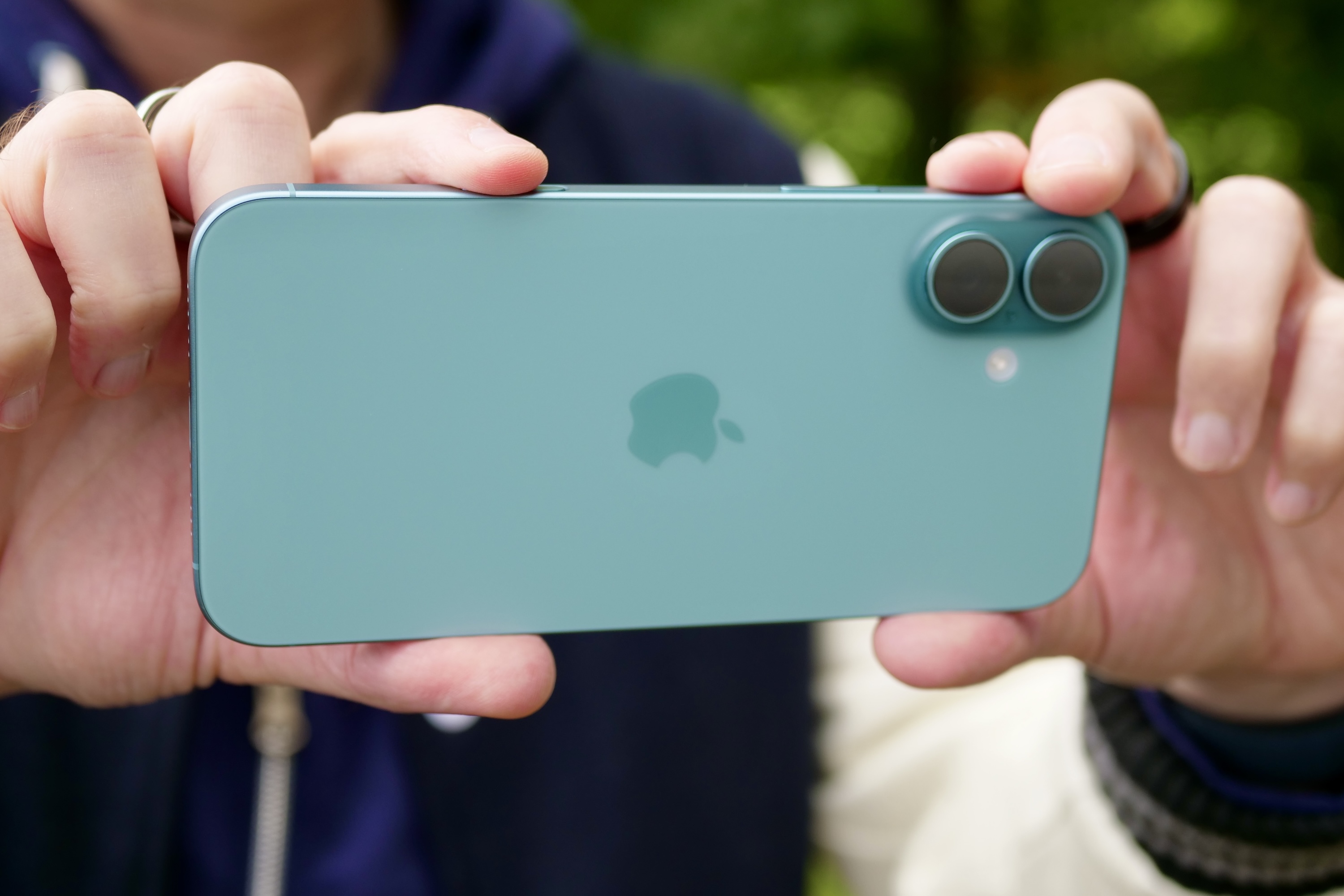 الشخص الذي يلتقط صورة مع Apple iPhone 16 Plus.