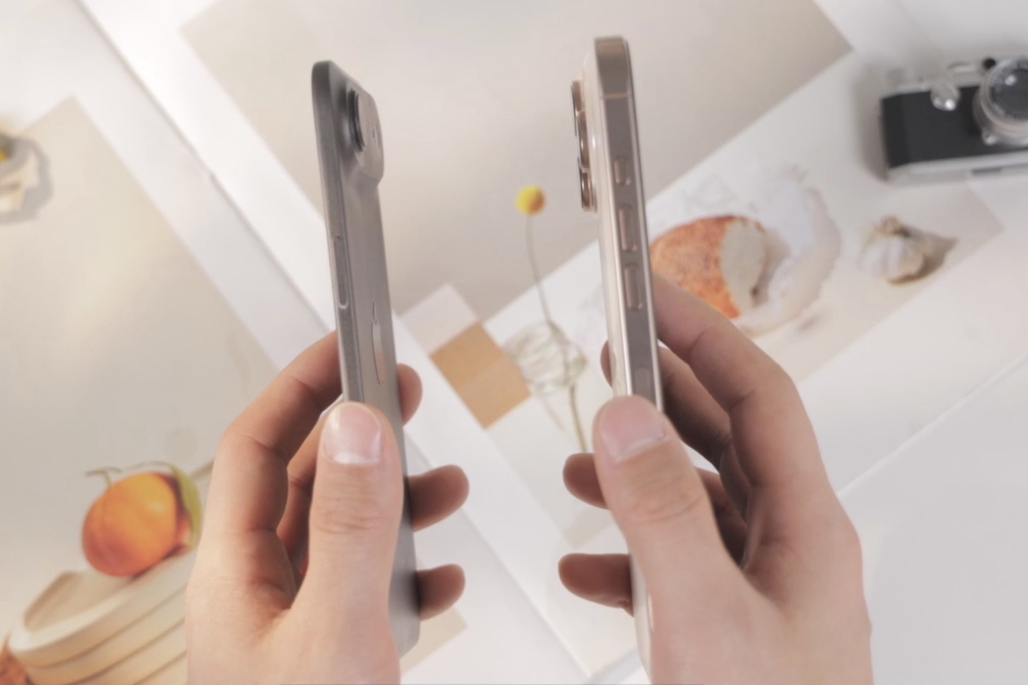 نموذج من Apple iPhone 17 Air بجوار iPhone 16 Pro Max.