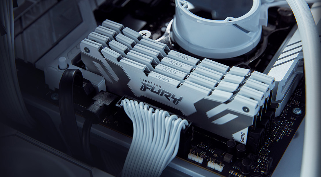 وحدات ذاكرة Kingston Fury Renegade DDR5 باللون الأبيض.