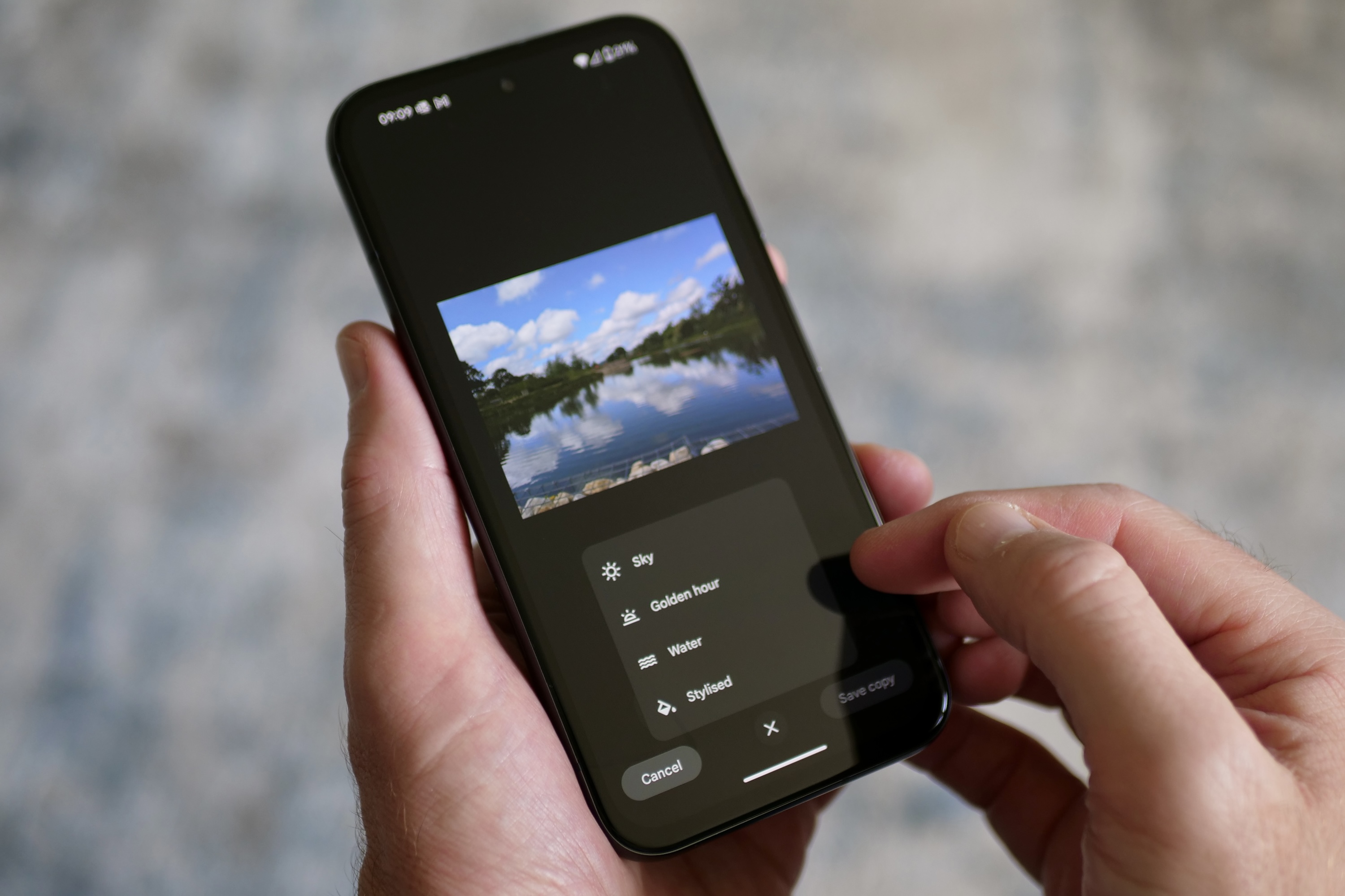 باستخدام Magic Editor على Google Pixel 8a.