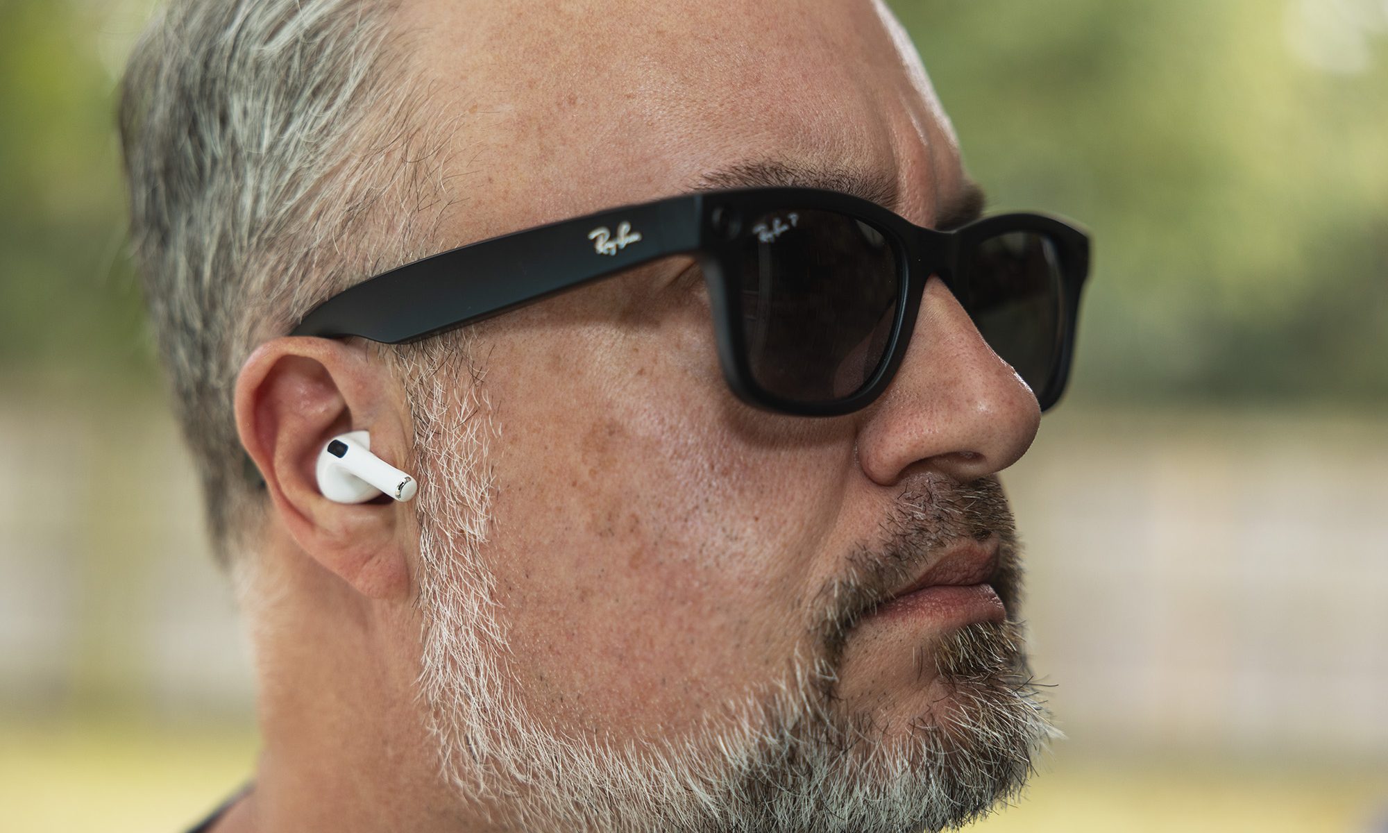 Phil Nickinson يرتدي نظارات Apple Airpods Pro و Ray-Ban Meta الذكية.