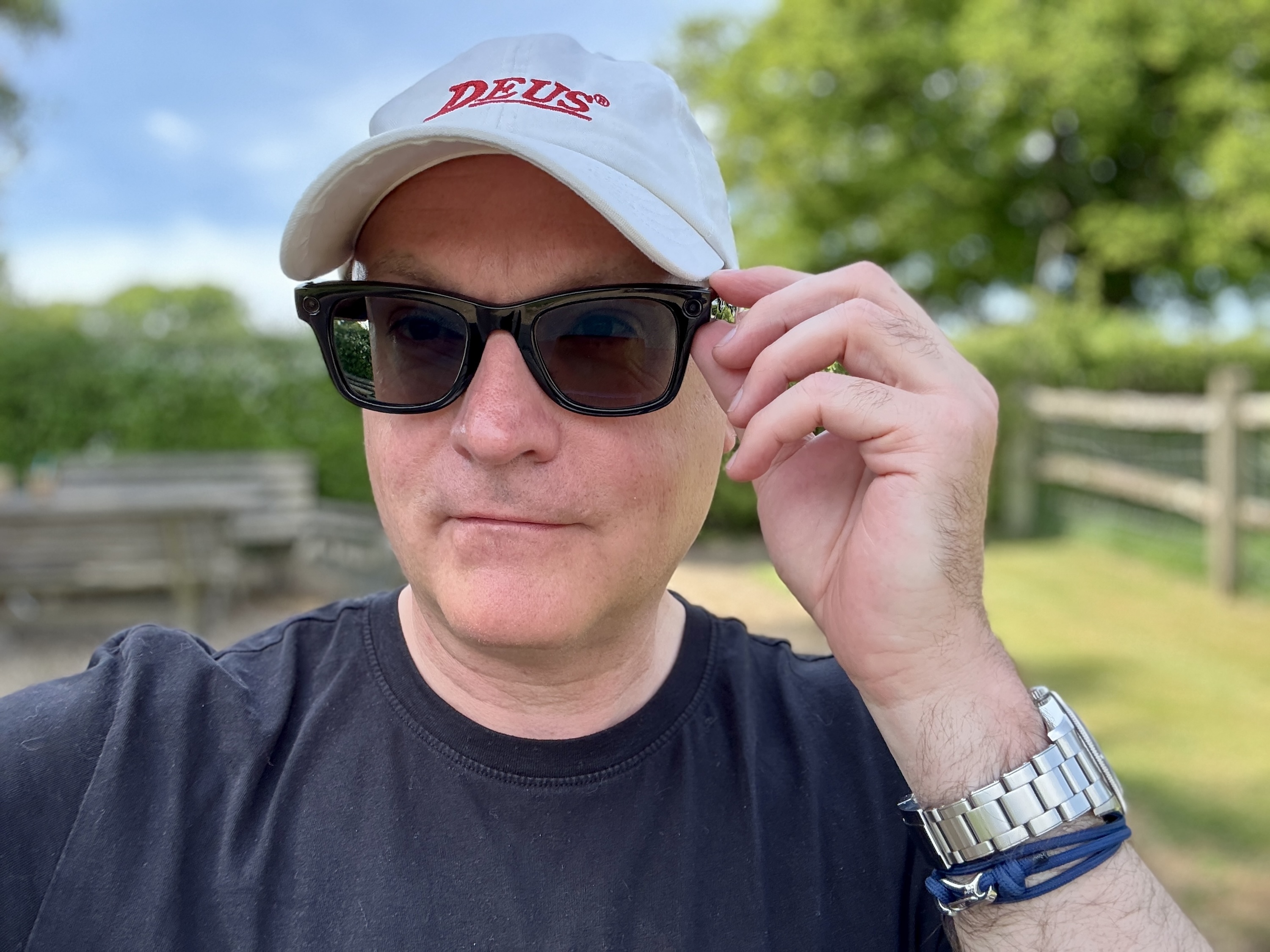 شخص يرتدي نظارات Ray-Ban Meta SmartGlasses.