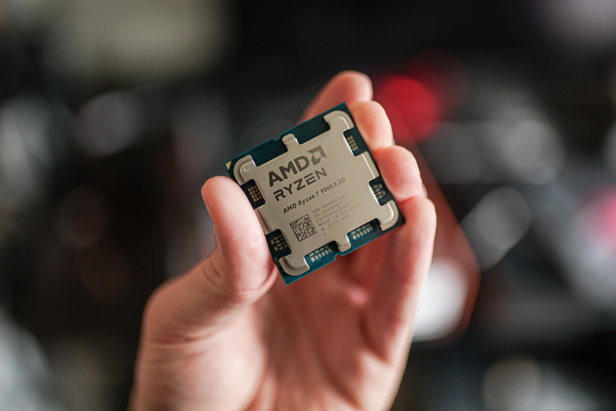 Ryzen 7 9800x3d عقد بين أطراف الأصابع.