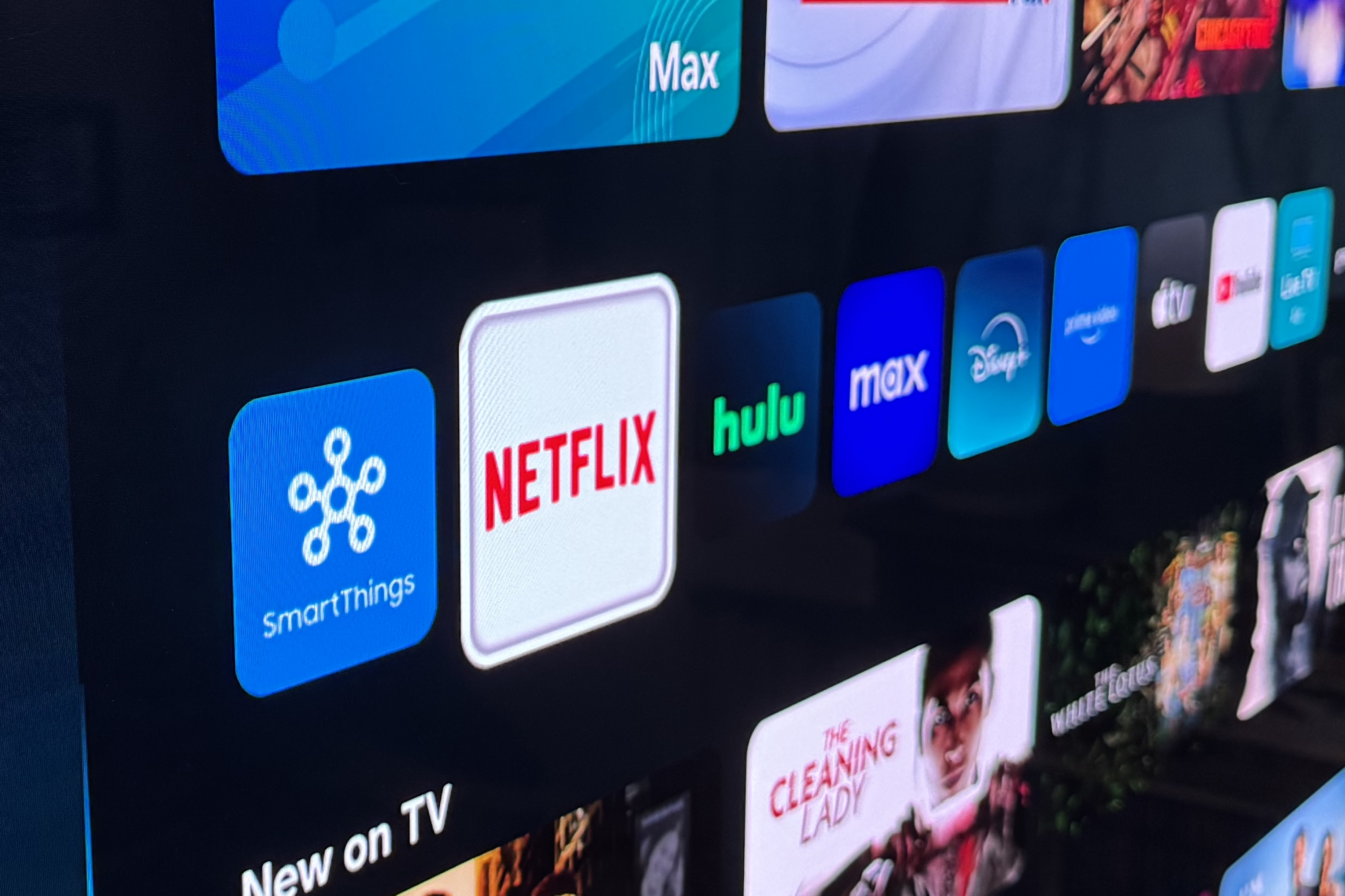يتم عرض تطبيق Netflix على تلفزيون Samsung S90C OLED.