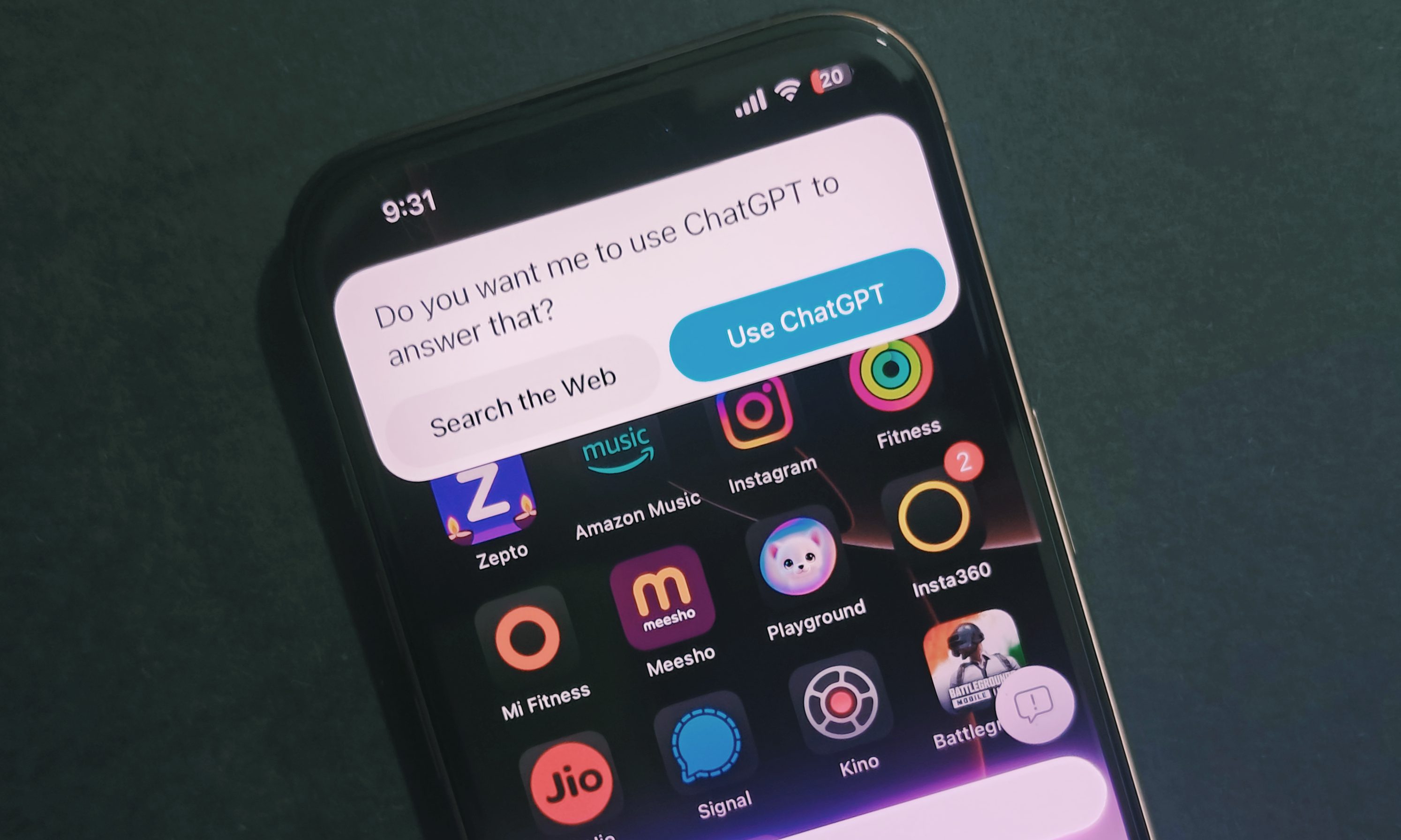 chatgpt و siri تكامل على iPhone.