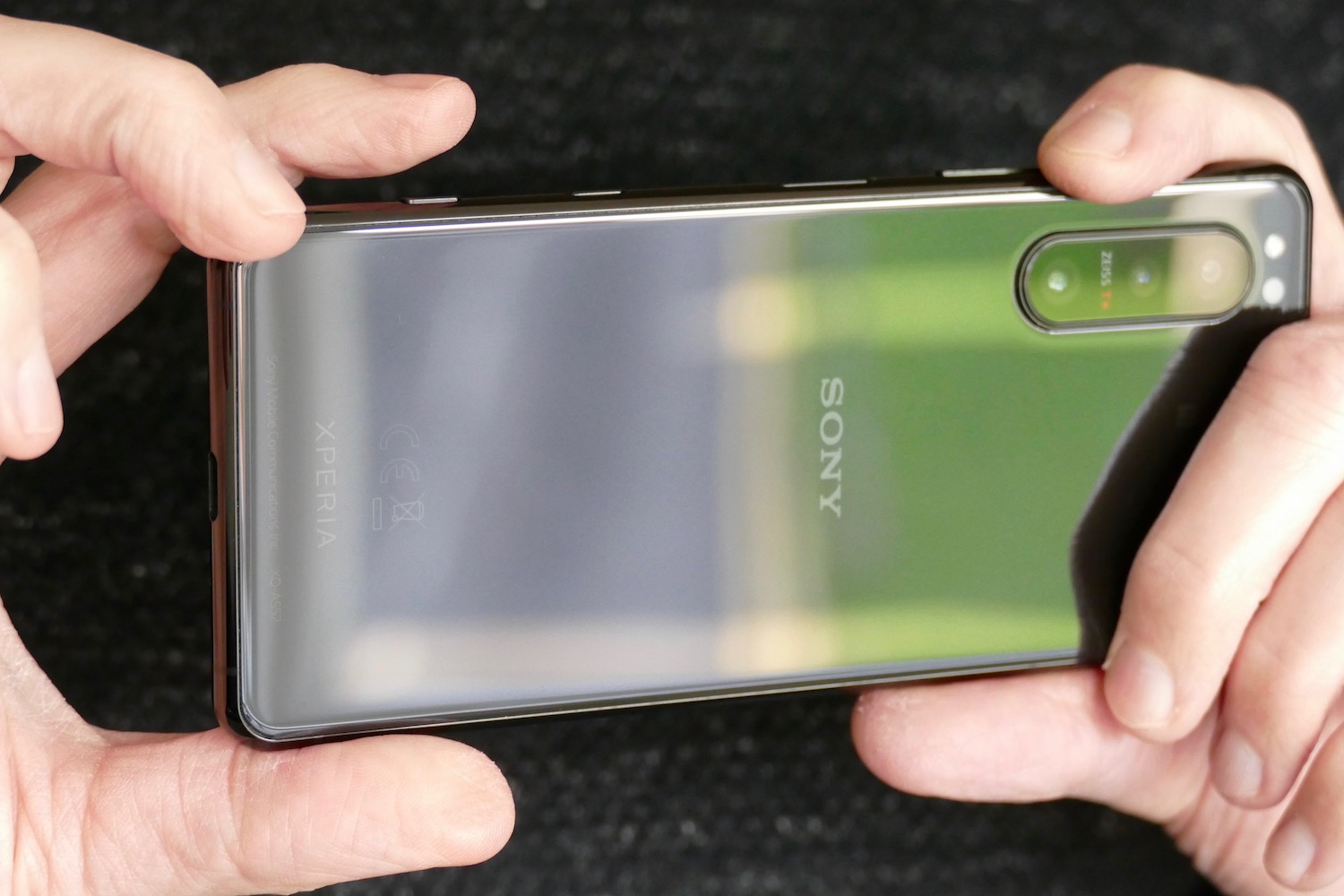 شخص يحمل سوني Xperia 5 II.
