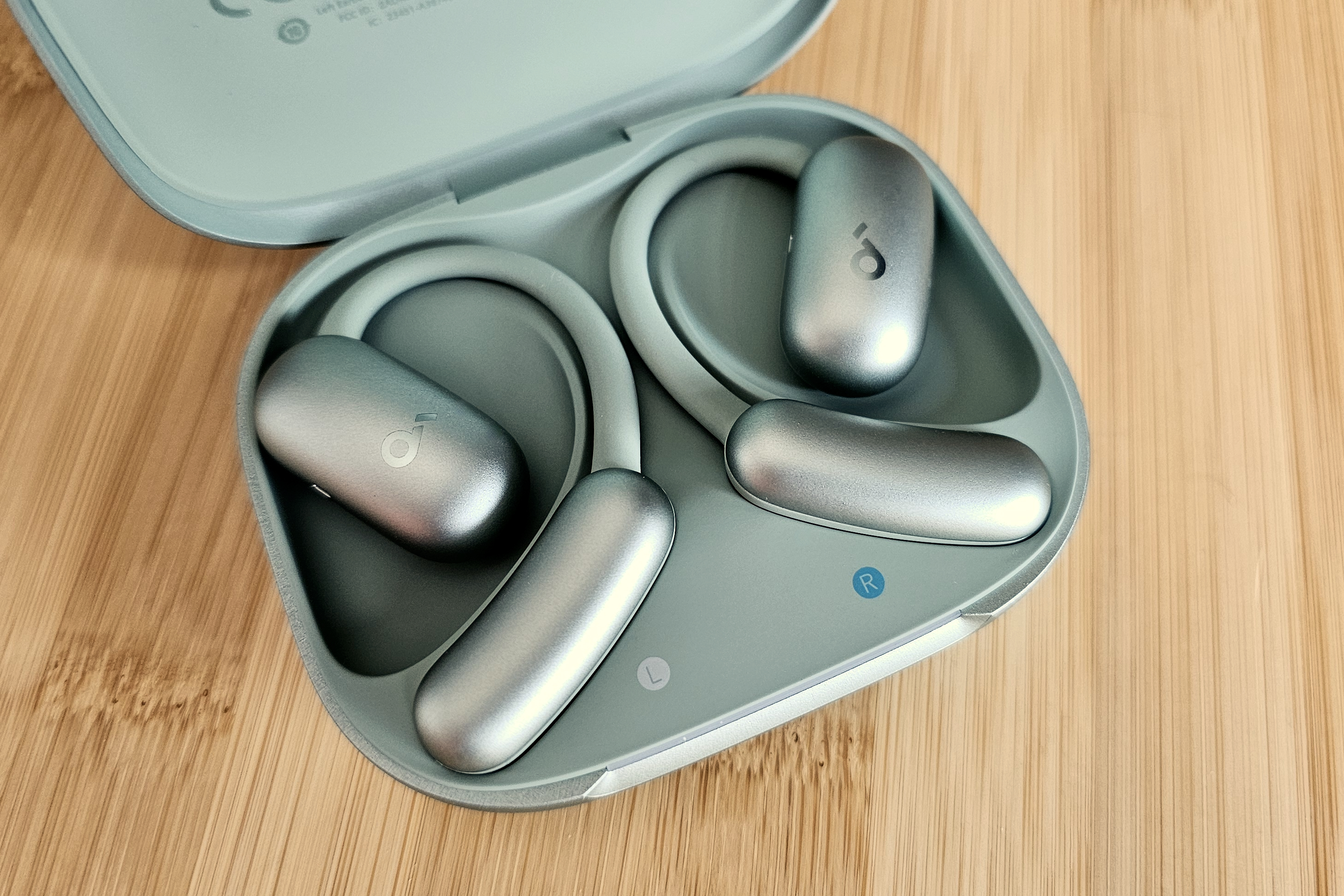 Soundcore Aerofit 2 في حالة الشحن.