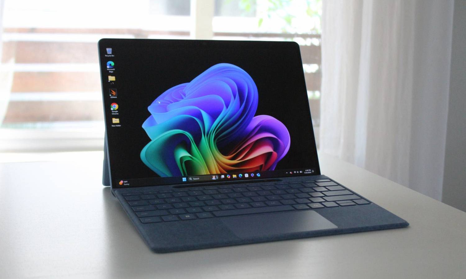 Surface Pro 11 على طاولة بيضاء أمام النافذة.