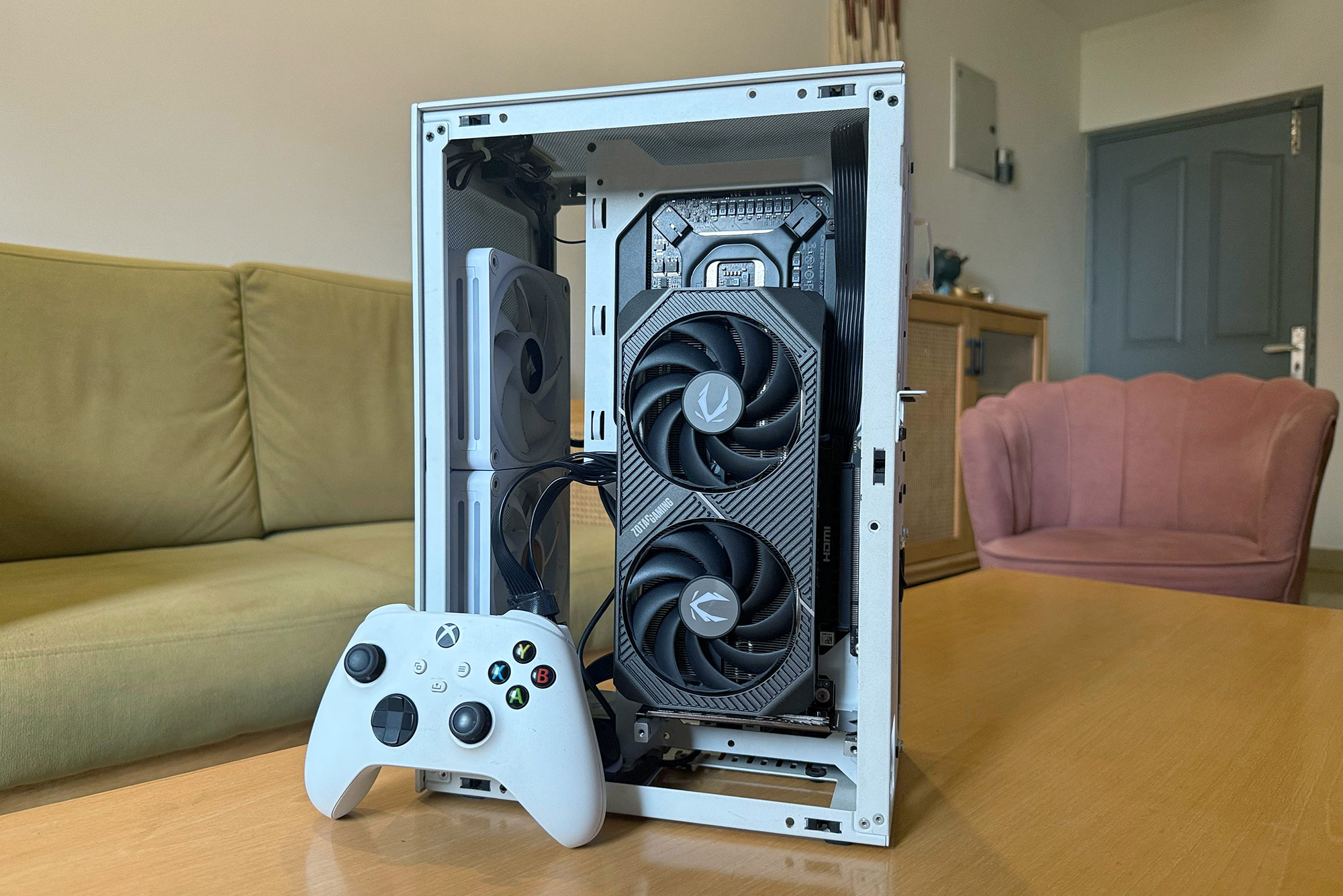 Zotac Gaming Geforce RTX 5060 Ti Twin Edge 16GB Card داخل حالة SSUPD Meshlicious ITX