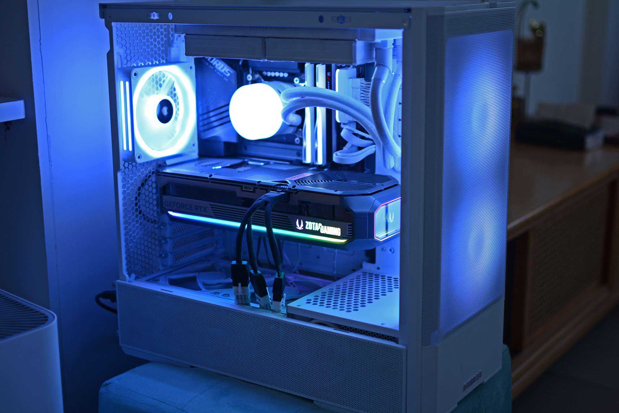 تم توصيل Zotac RTX 5070 Ti Amp Extreme Infinity بجهاز كمبيوتر ألعاب أبيض