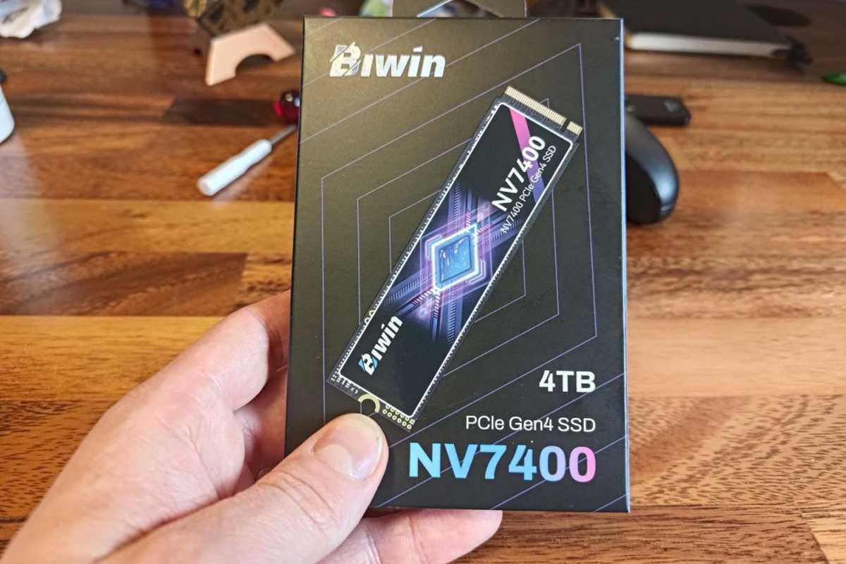 BIWIN Black Opal NV7400 PCIE NVME SSD Box في متناول اليد