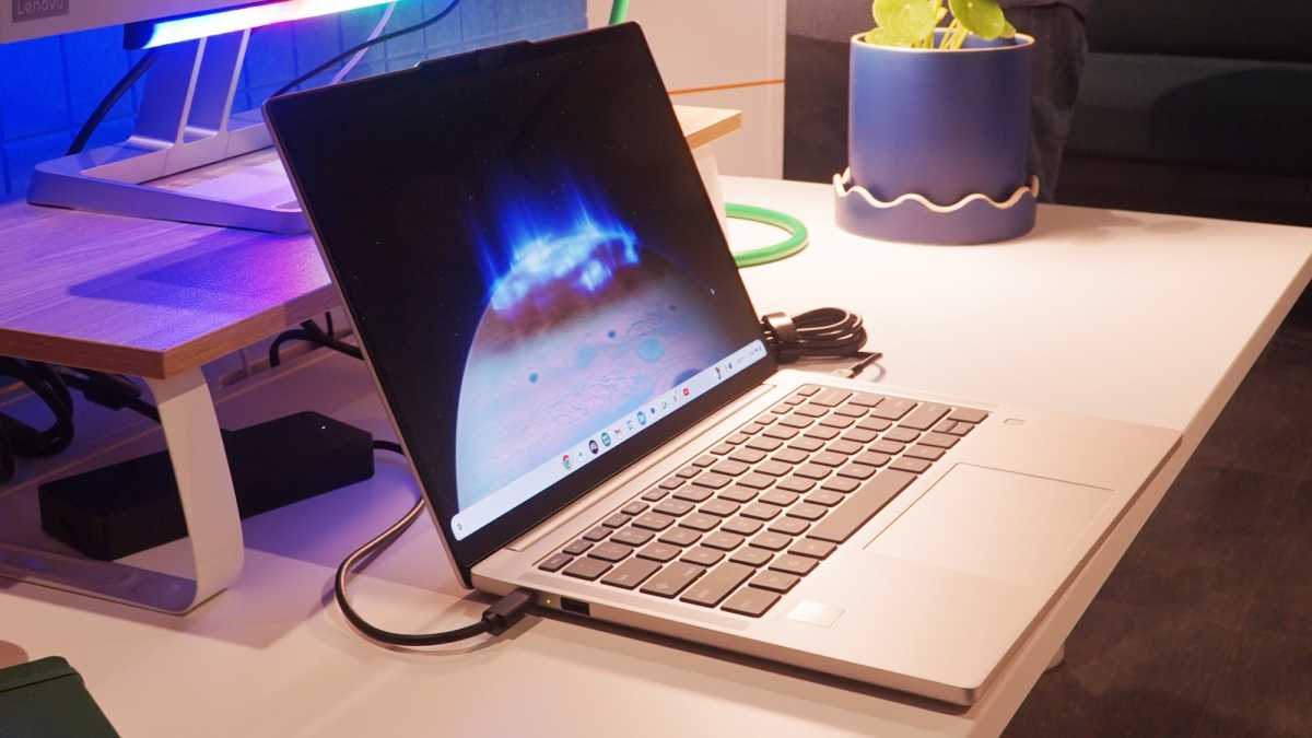 Lenovo Chromebook Plus 14 2025 من الجانب