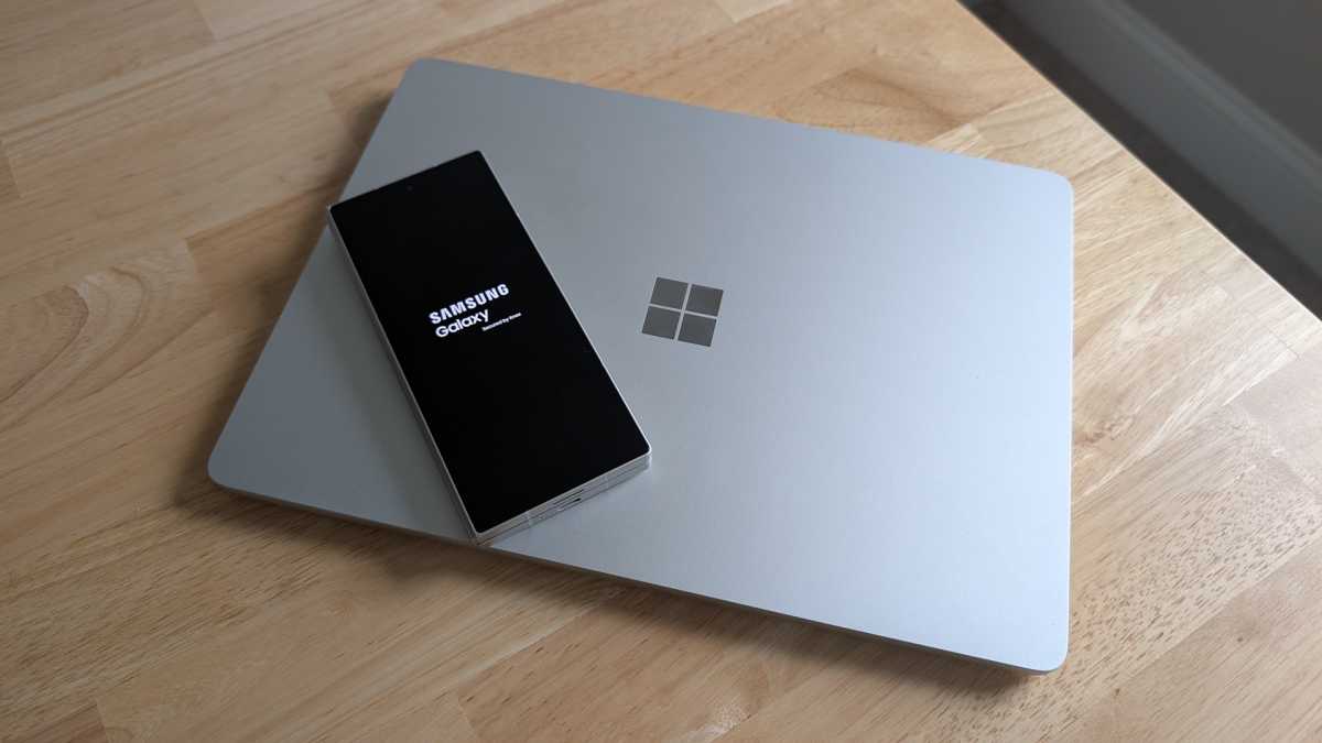 Samsung Galaxy Z Fold6 و Microsoft Surface Laptop 7