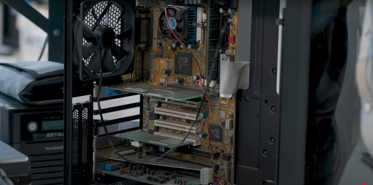 طول عمر ATX هو السبب في أنه يمكنك وضع أجزاء تبدو هكذا في حالة نظيفة جديدة تمامًا.
