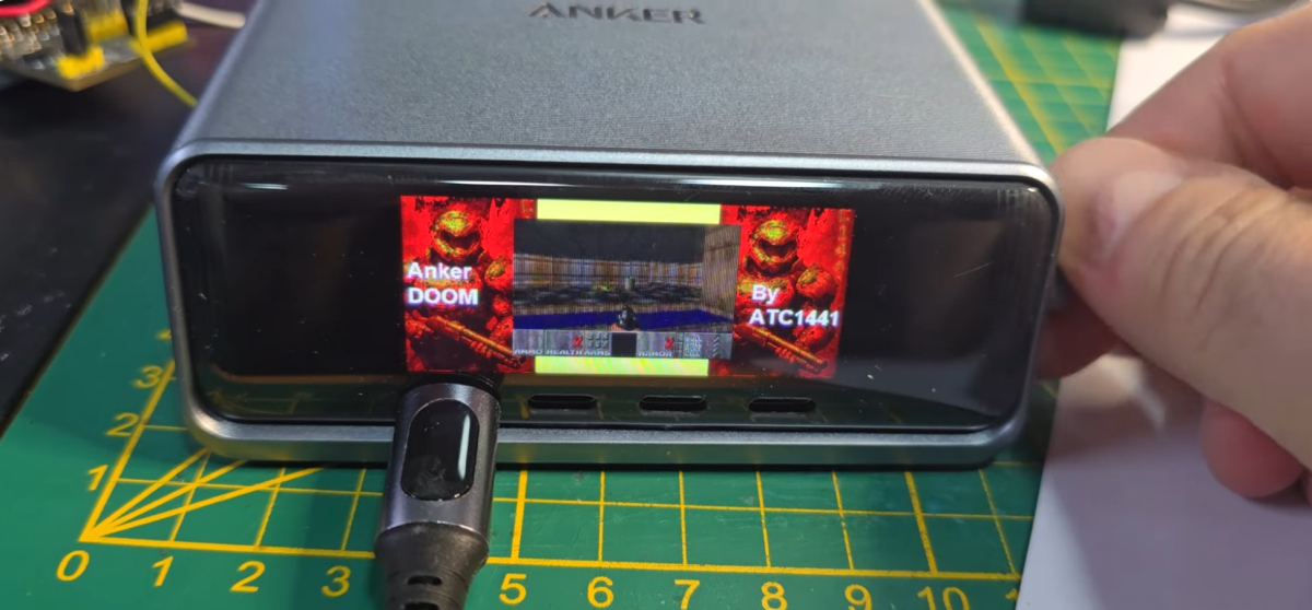 DOOM يعمل على بنك الطاقة Anker