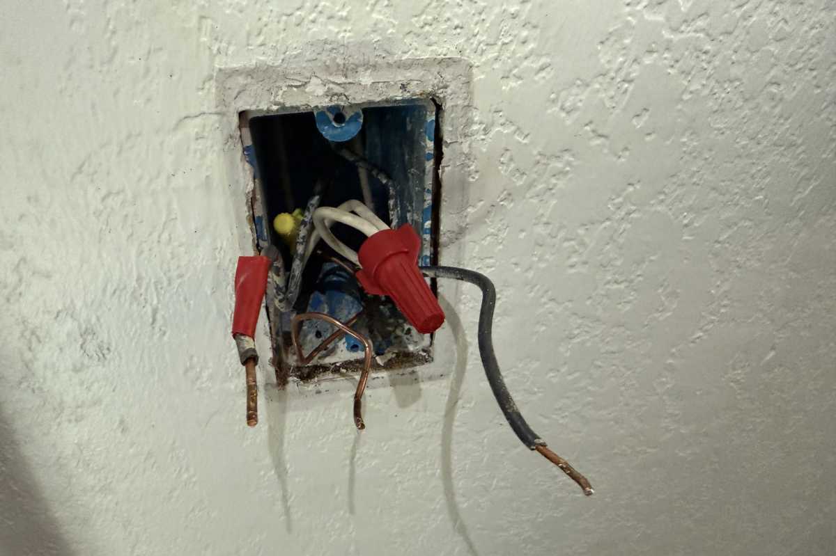 10 أسلاك في الصندوق