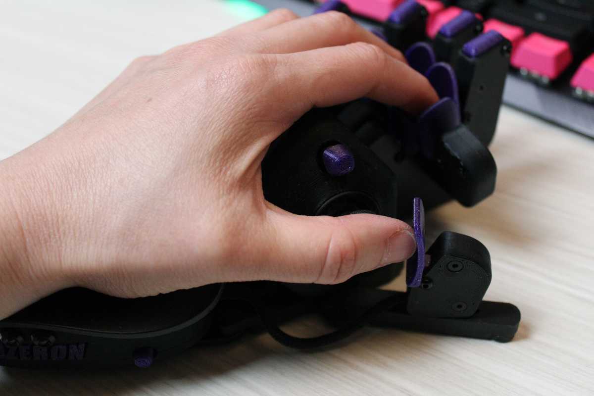 Azeron Cyborg Compact Gaming Keypad مع يد