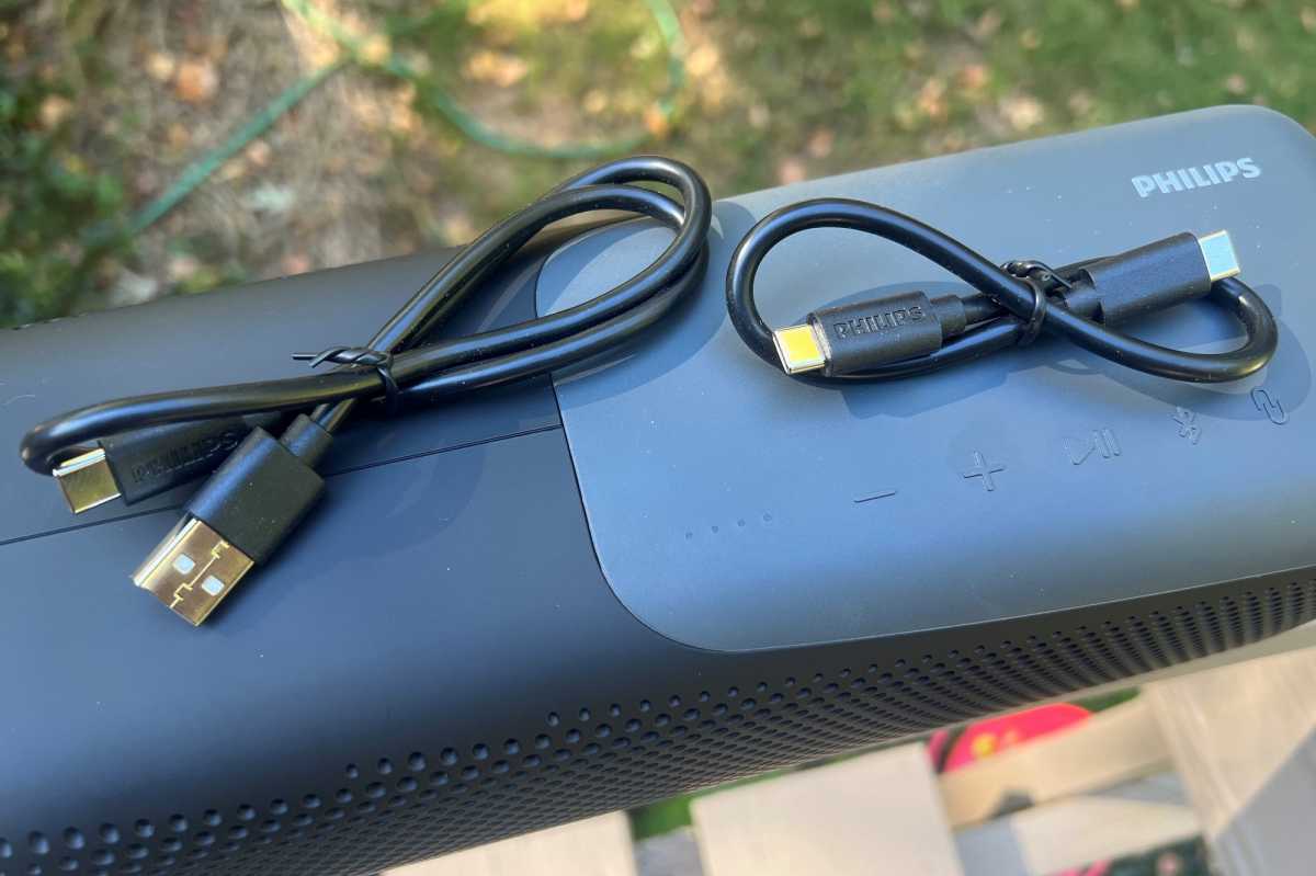 كابلات USB-C التي تأتي مع Philips S7807 Bluetooth Speaker