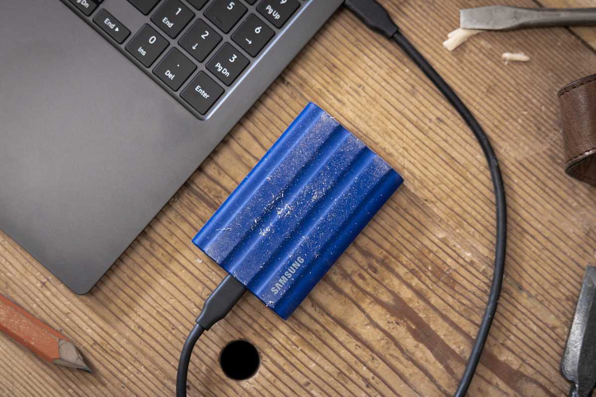 Samsung T7 Shield SSD نمط الحياة على طاولة خشبية