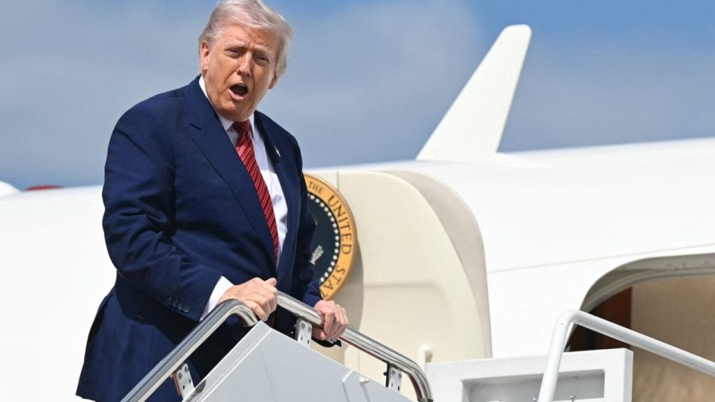 وبحسب ما ورد حذر طيار سبيريت إيرلاينز من “النزول من جهاز iPad” بعد الانحراف بالقرب من Air Force One