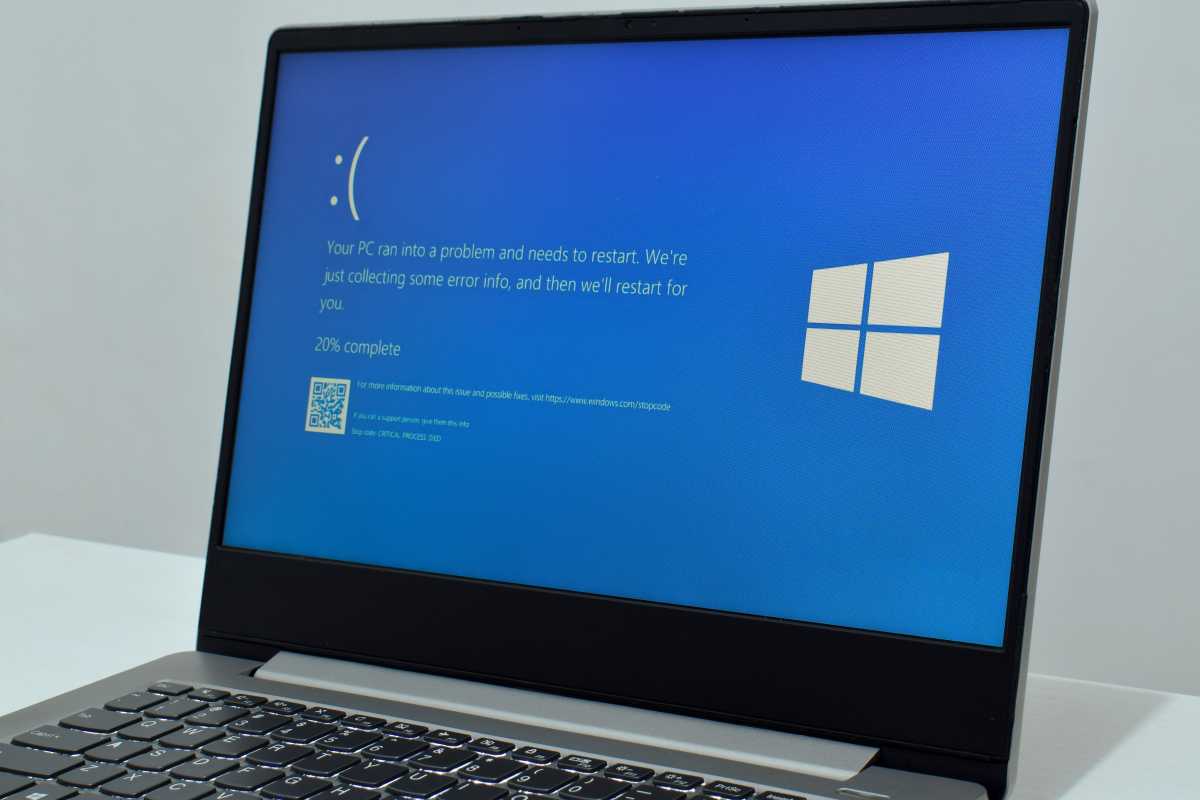 جهاز كمبيوتر محمول Windows 11 مع شاشة زرقاء من Death BSOD HERO